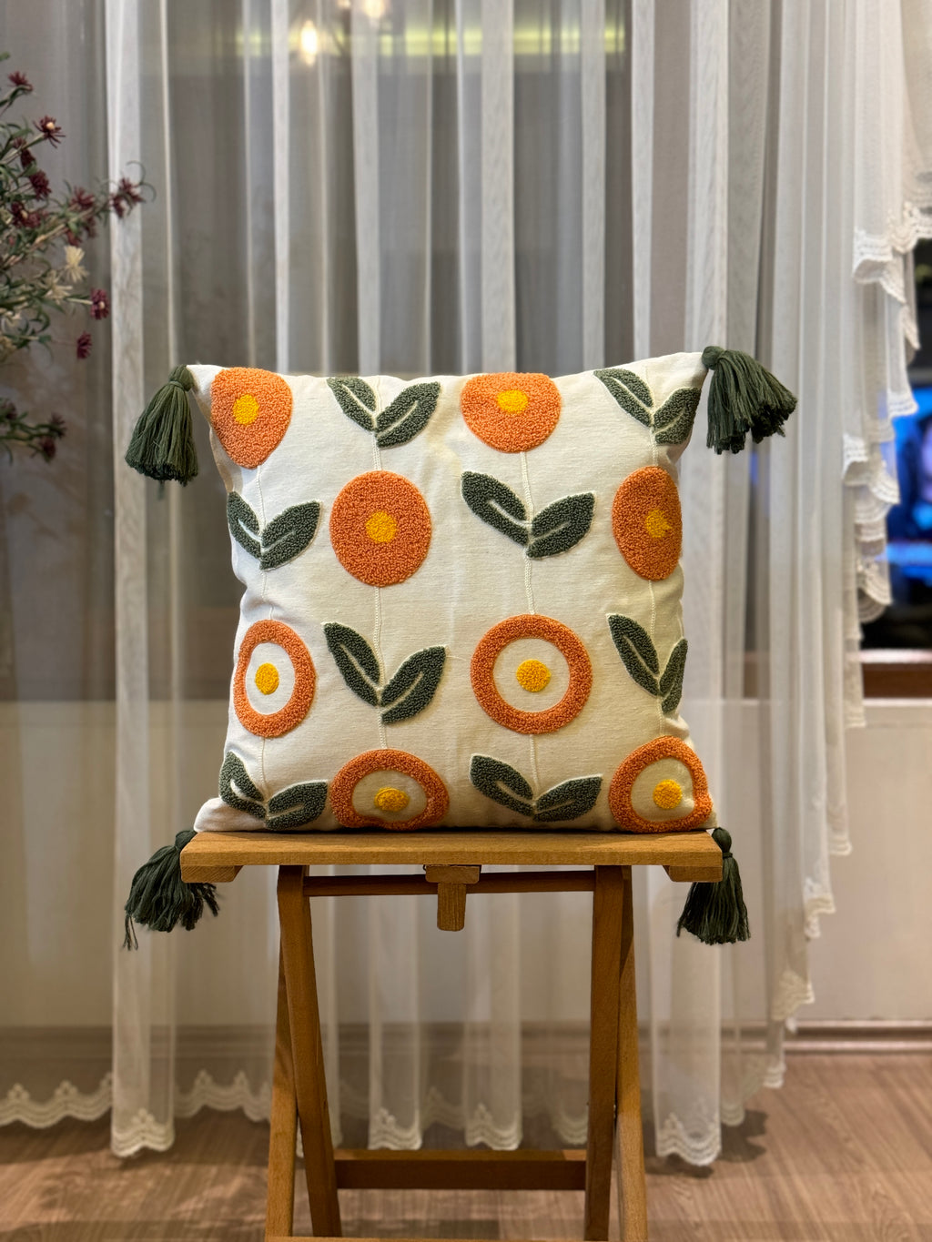 Bohem Tarzı Beyaz Zemin Üzerine Örgü/Düğüm Nakışlı Dekoratif Yastık