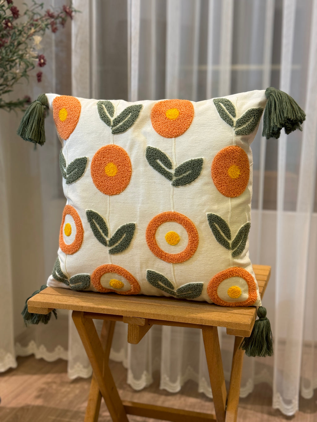 Bohem Tarzı Beyaz Zemin Üzerine Örgü/Düğüm Nakışlı Dekoratif Yastık