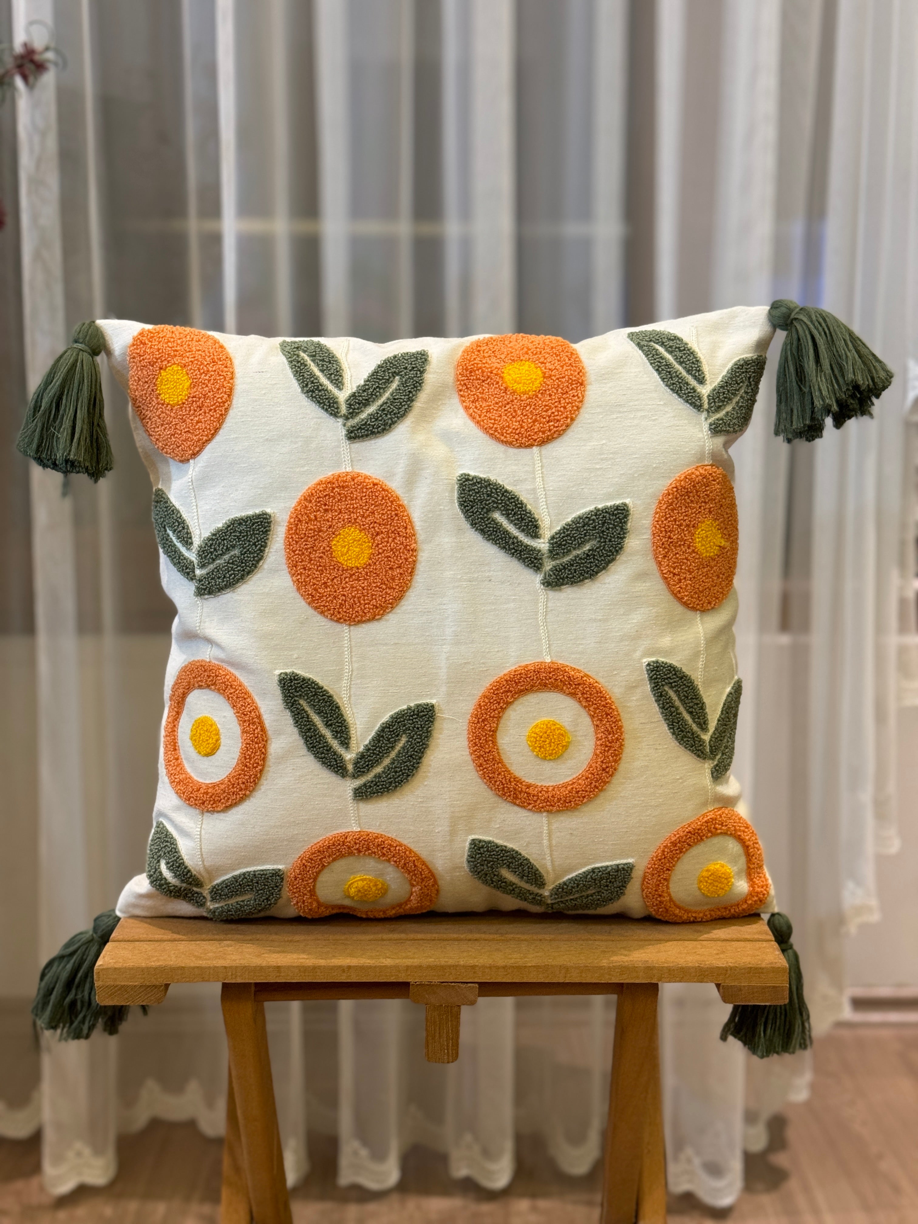 Bohem Tarzı Beyaz Zemin Üzerine Örgü/Düğüm Nakışlı Dekoratif Yastık