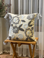 Bohem Tarzı Beyaz Zemin Üzerine Örgü/Düğüm Nakışlı Dekoratif Yastık