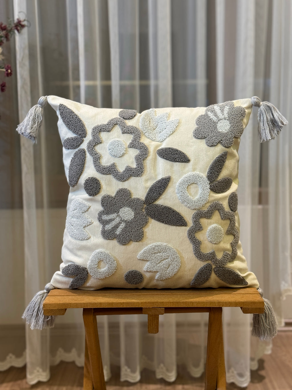 Bohem Tarzı Beyaz Zemin Üzerine Örgü/Düğüm Nakışlı Dekoratif Yastık