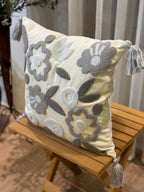 Bohem Tarzı Beyaz Zemin Üzerine Örgü/Düğüm Nakışlı Dekoratif Yastık