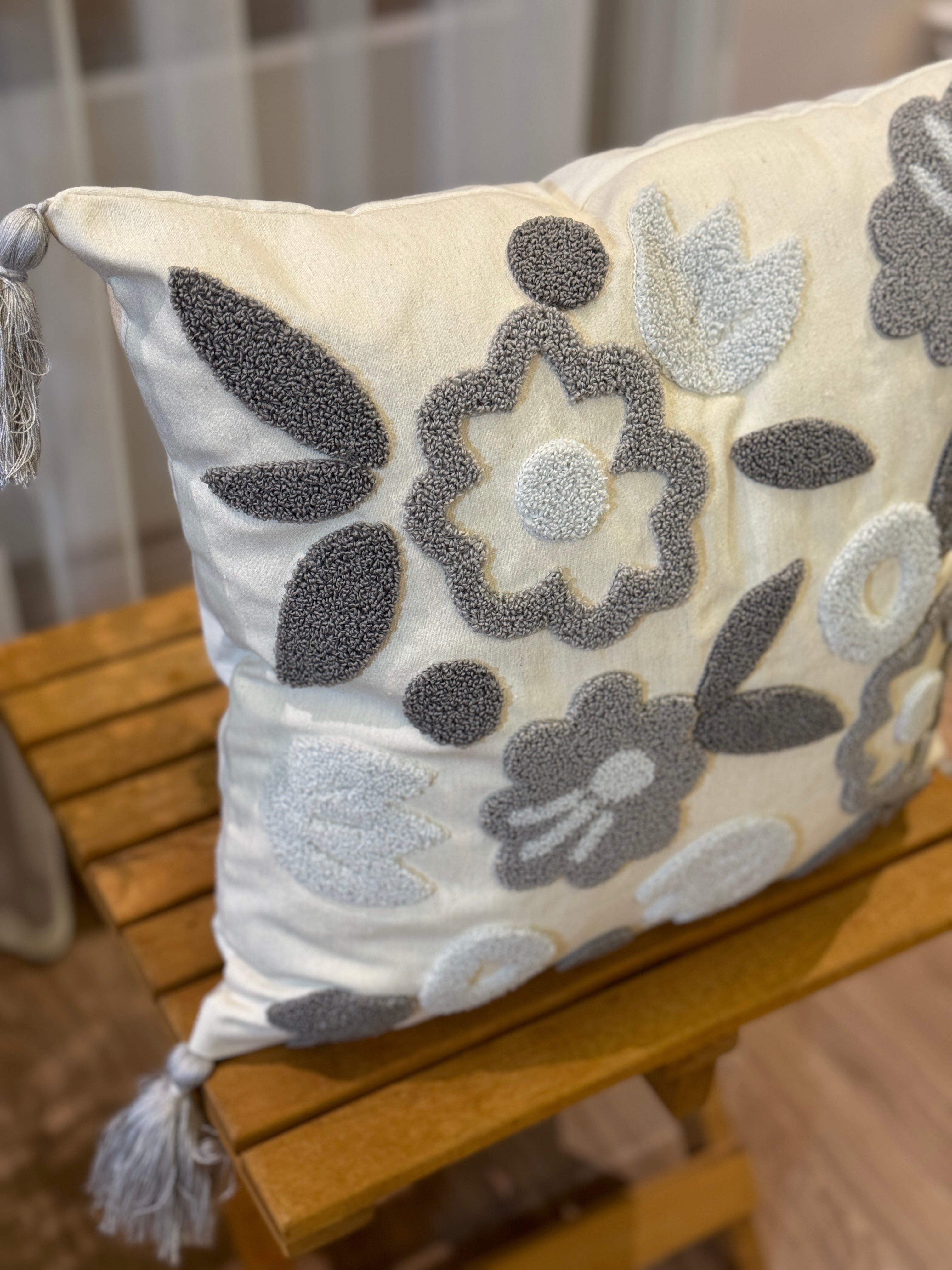 Bohem Tarzı Beyaz Zemin Üzerine Örgü/Düğüm Nakışlı Dekoratif Yastık