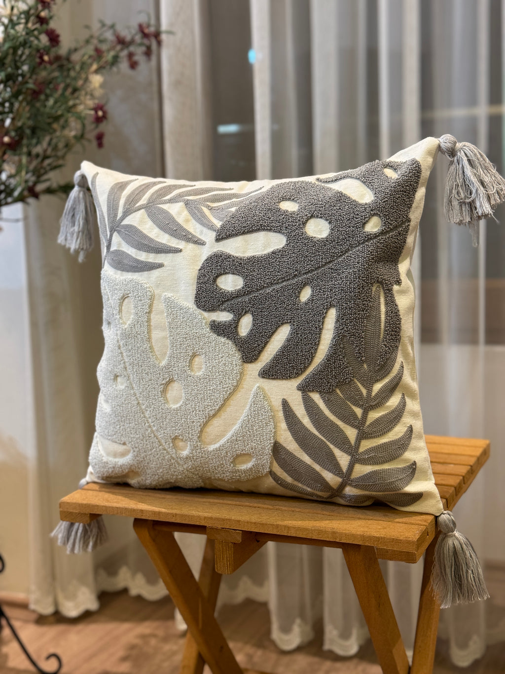 Bohem Tarzı Beyaz Zemin Üzerine Örgü/Düğüm Nakışlı Dekoratif Yastık