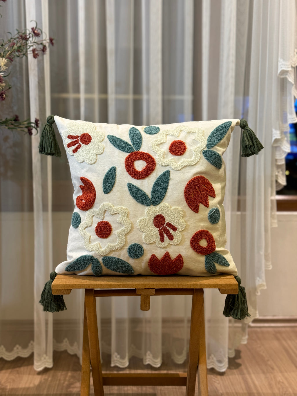 Bohem Tarzı Beyaz Zemin Üzerine Örgü/Düğüm Nakışlı Dekoratif Yastık
