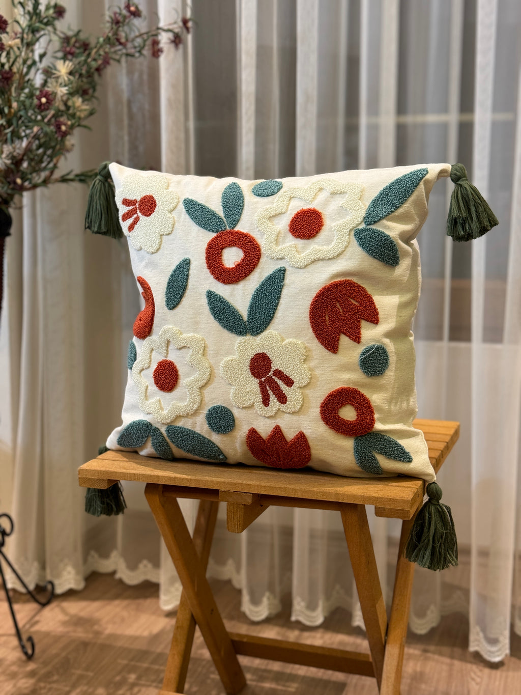 Bohem Tarzı Beyaz Zemin Üzerine Örgü/Düğüm Nakışlı Dekoratif Yastık