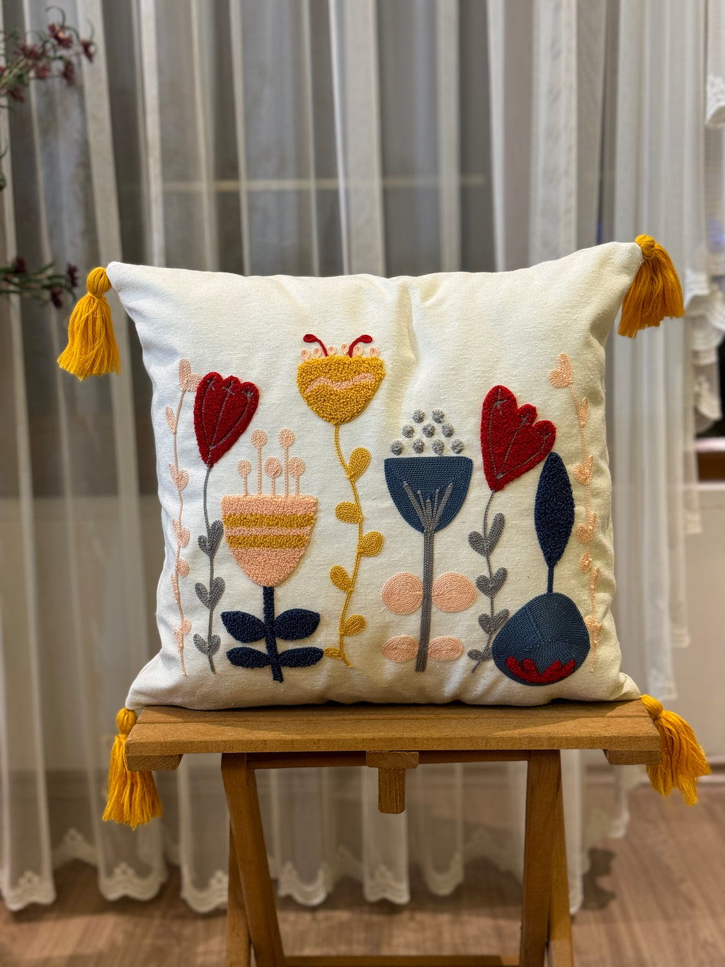 Bohem Tarzı Beyaz Zemin Üzerine Örgü/Düğüm Nakışlı Dekoratif Yastık