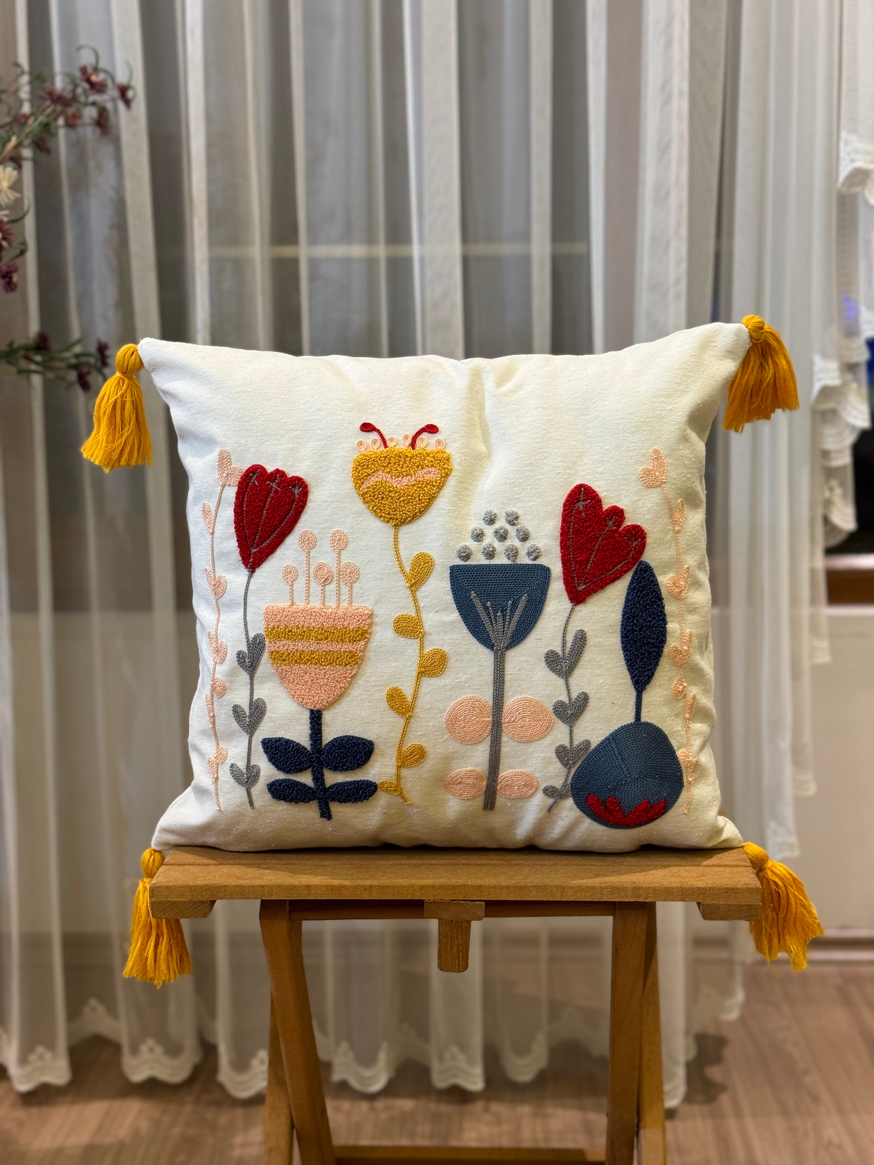 Bohem Tarzı Beyaz Zemin Üzerine Örgü/Düğüm Nakışlı Dekoratif Yastık