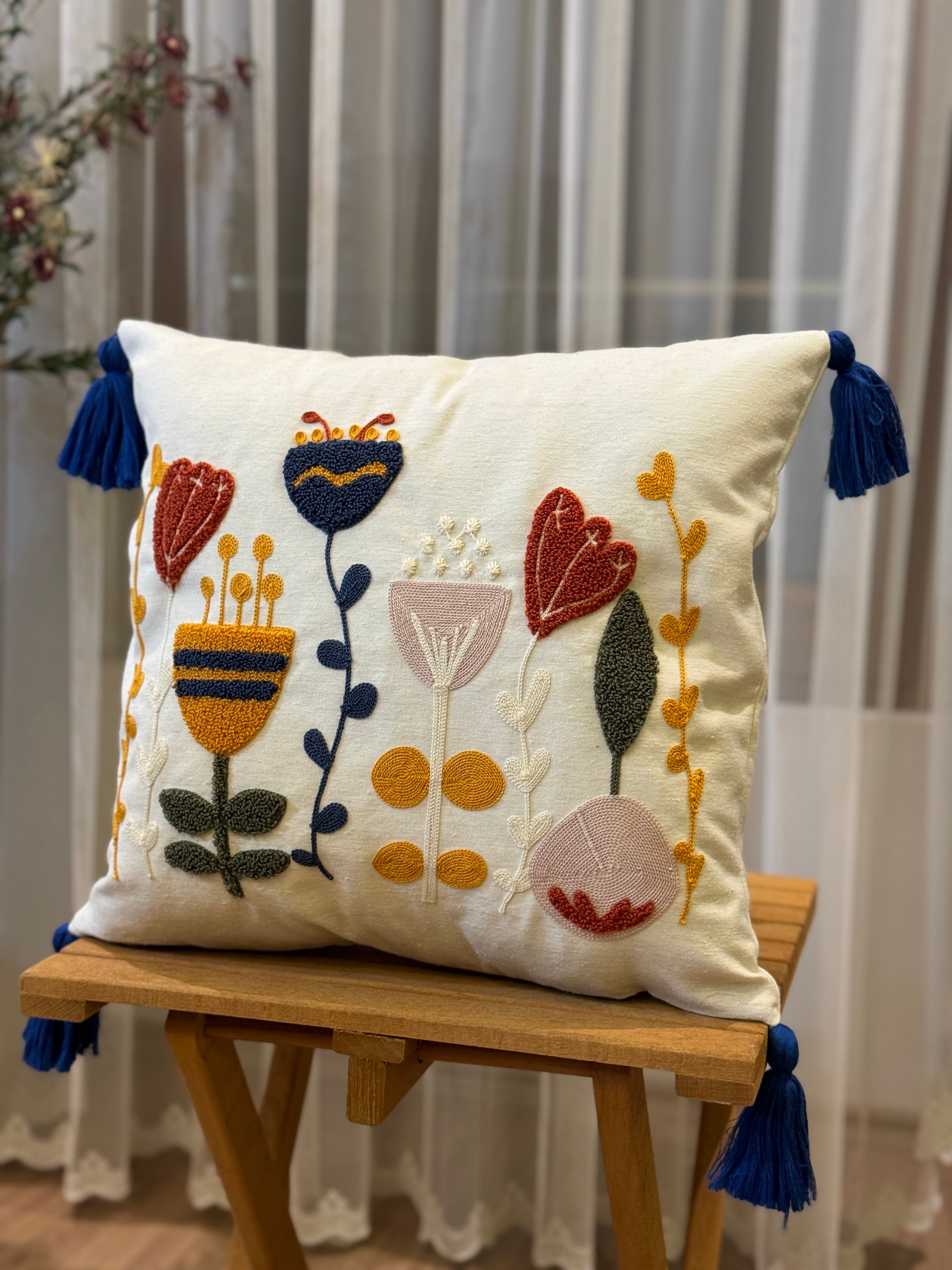 Bohem Tarzı Beyaz Zemin Üzerine Örgü/Düğüm Nakışlı Dekoratif Yastık