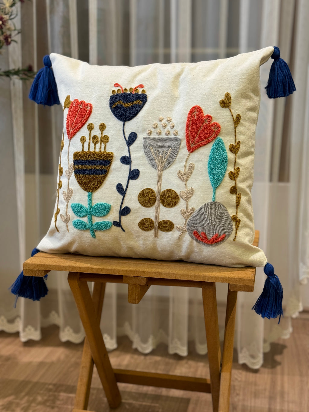 Bohem Tarzı Beyaz Zemin Üzerine Örgü/Düğüm Nakışlı Dekoratif Yastık