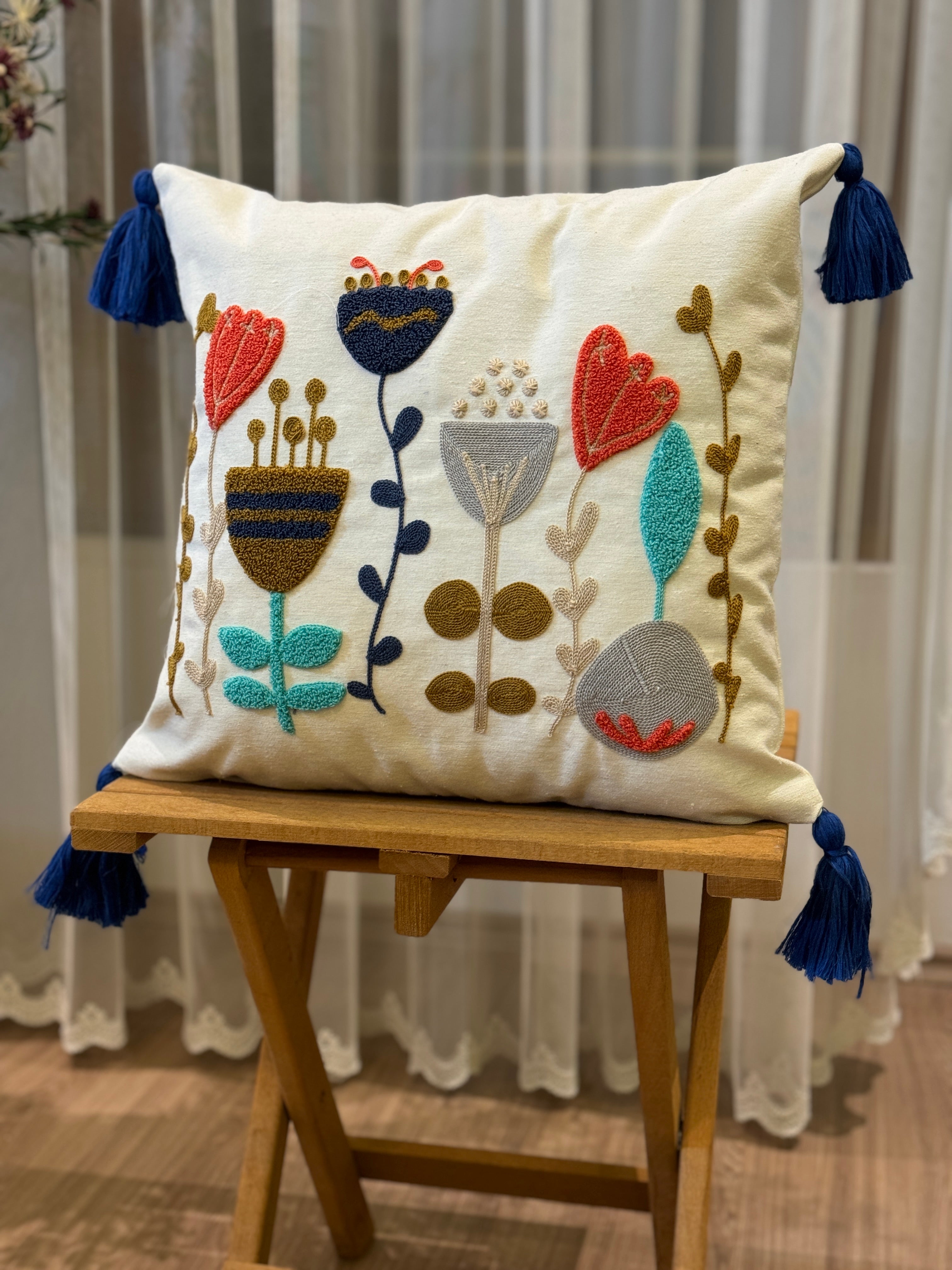 Bohem Tarzı Beyaz Zemin Üzerine Örgü/Düğüm Nakışlı Dekoratif Yastık