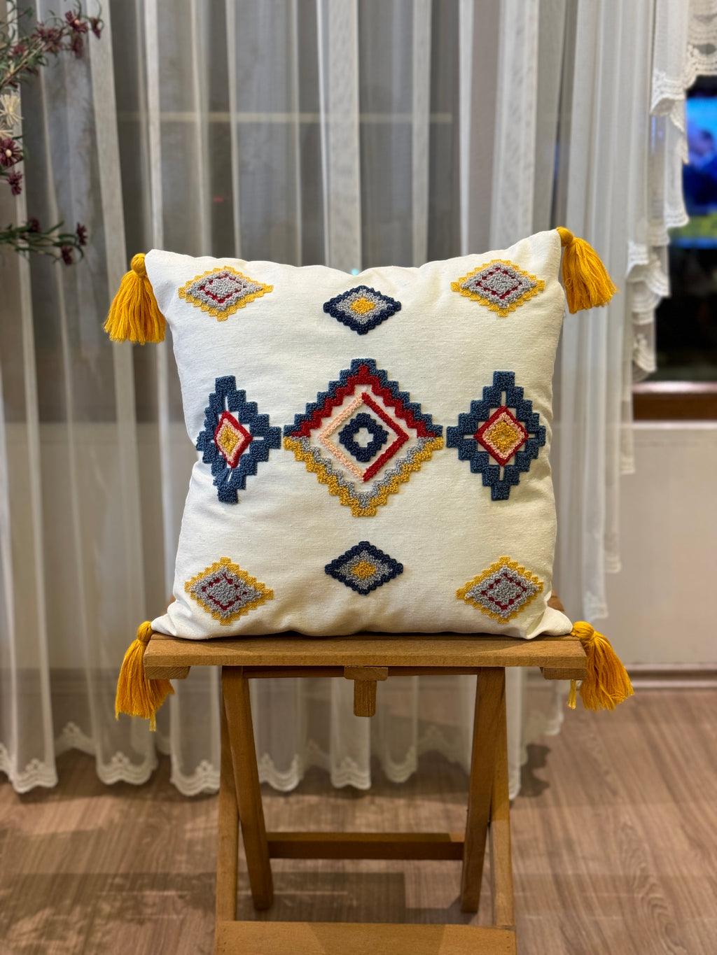 Bohem Tarzı Beyaz Zemin Üzerine Örgü/Düğüm Nakışlı Dekoratif Yastık