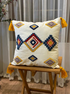 Bohem Tarzı Beyaz Zemin Üzerine Örgü/Düğüm Nakışlı Dekoratif Yastık