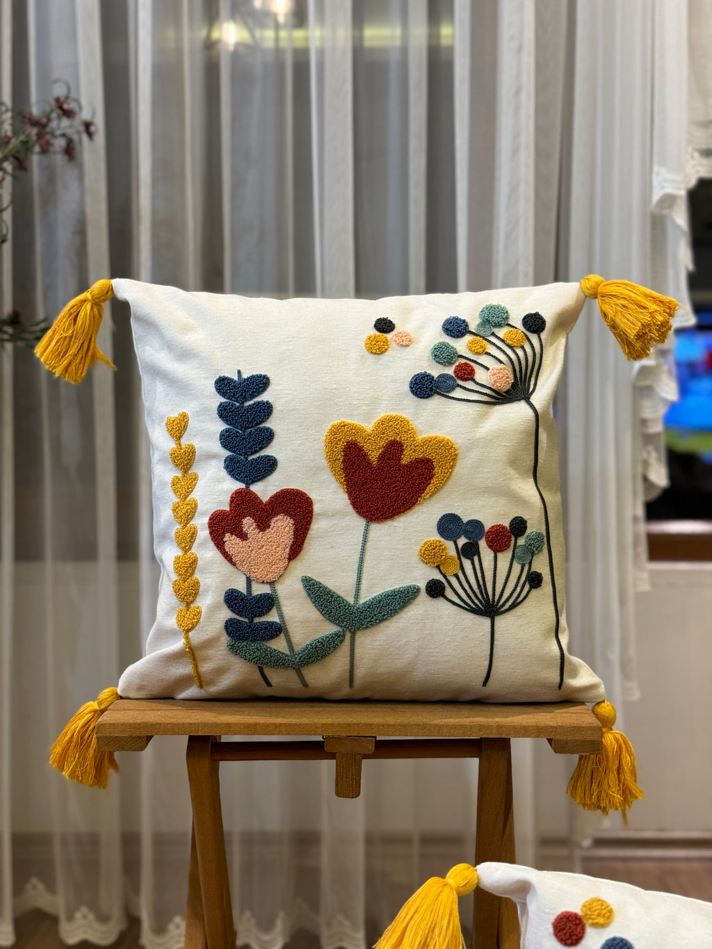 Bohem Tarzı Beyaz Zemin Üzerine Örgü/Düğüm Nakışlı Dekoratif Yastık