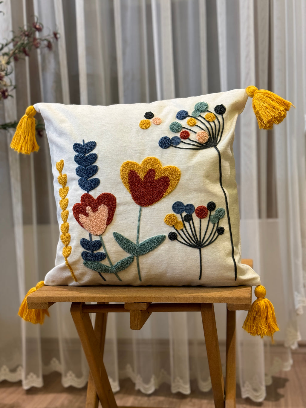 Bohem Tarzı Beyaz Zemin Üzerine Örgü/Düğüm Nakışlı Dekoratif Yastık