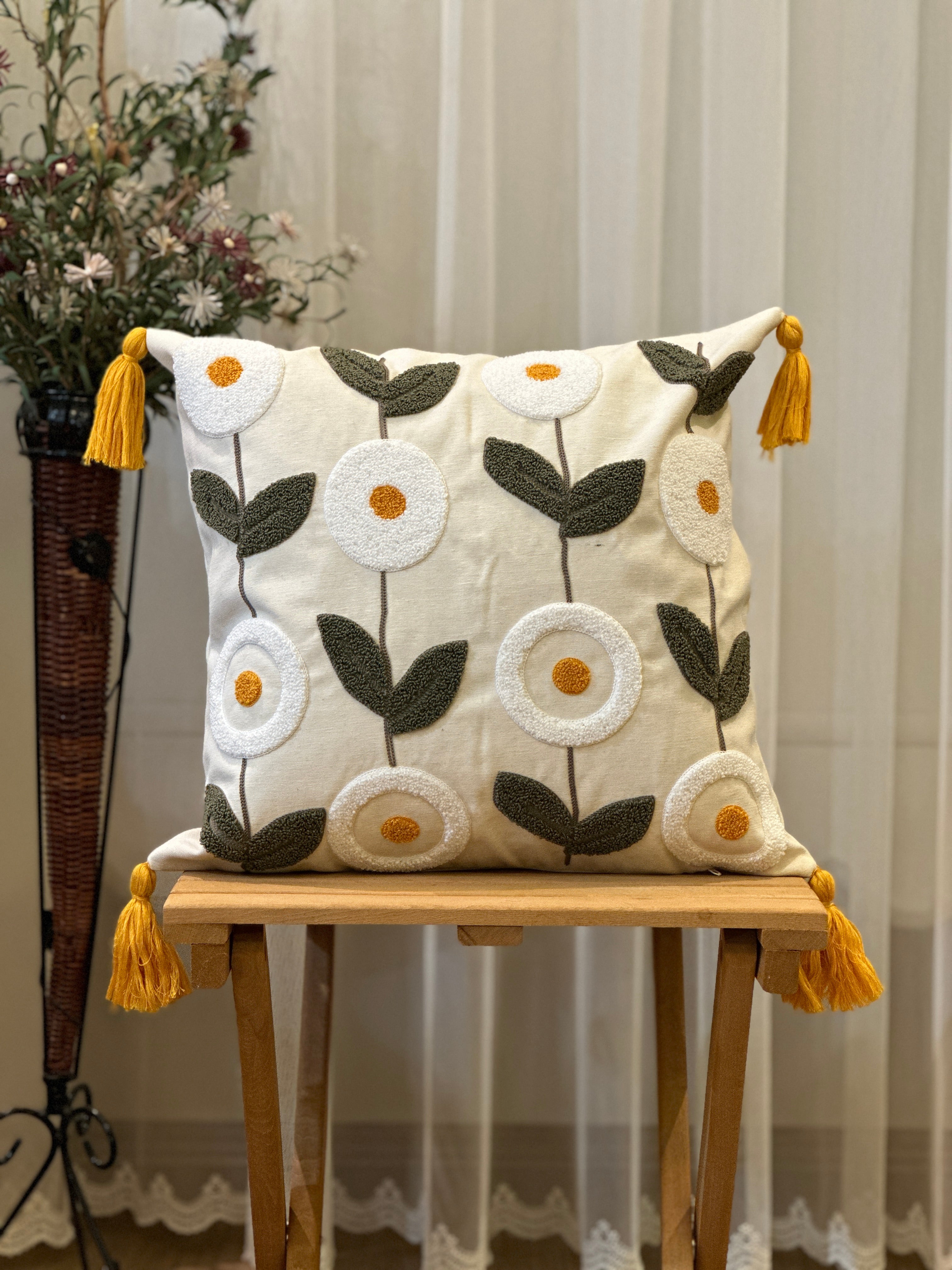 Bohem Tarzı Beyaz Zemin Üzerine Örgü/Düğüm Nakışlı Dekoratif Yastık