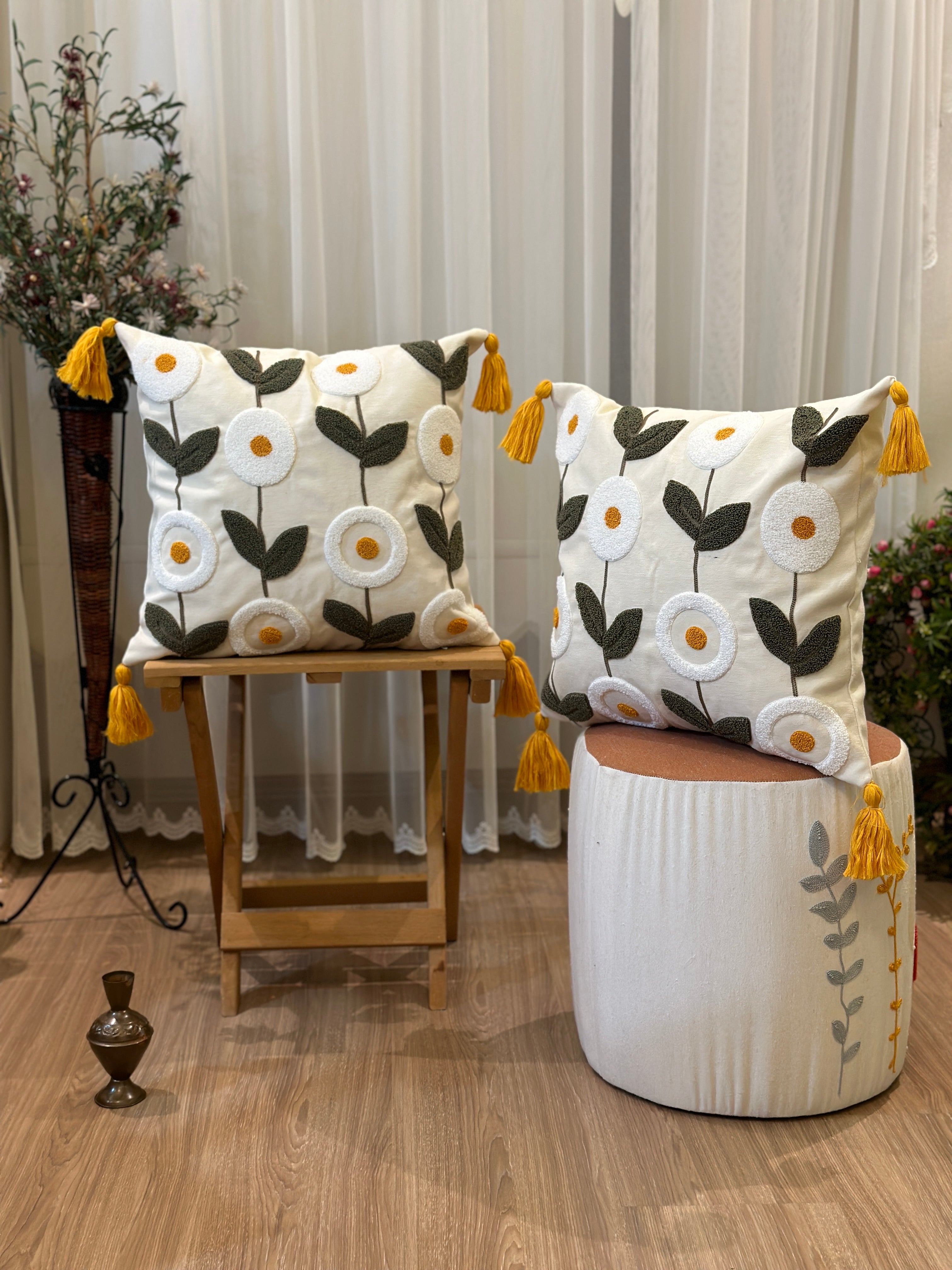 Bohem Tarzı Beyaz Zemin Üzerine Örgü/Düğüm Nakışlı Dekoratif Yastık