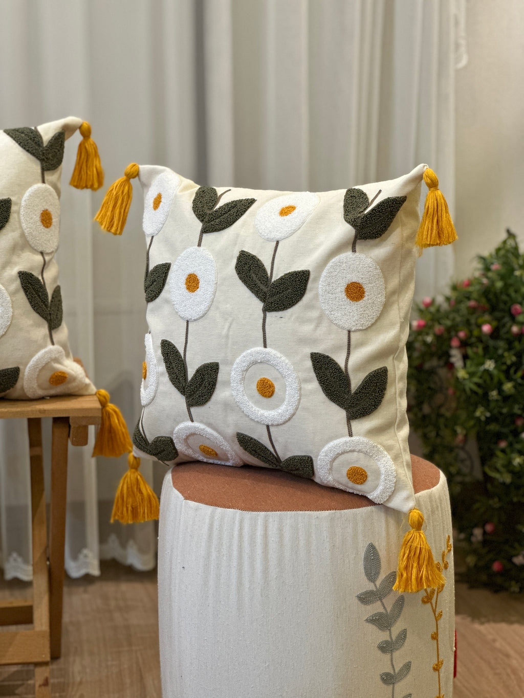 Bohem Tarzı Beyaz Zemin Üzerine Örgü/Düğüm Nakışlı Dekoratif Yastık