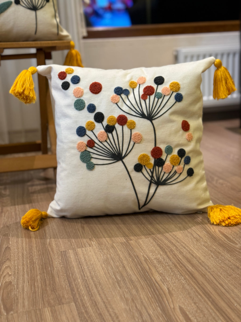 Bohem Tarzı Beyaz Zemin Üzerine Örgü/Düğüm Nakışlı Dekoratif Yastık