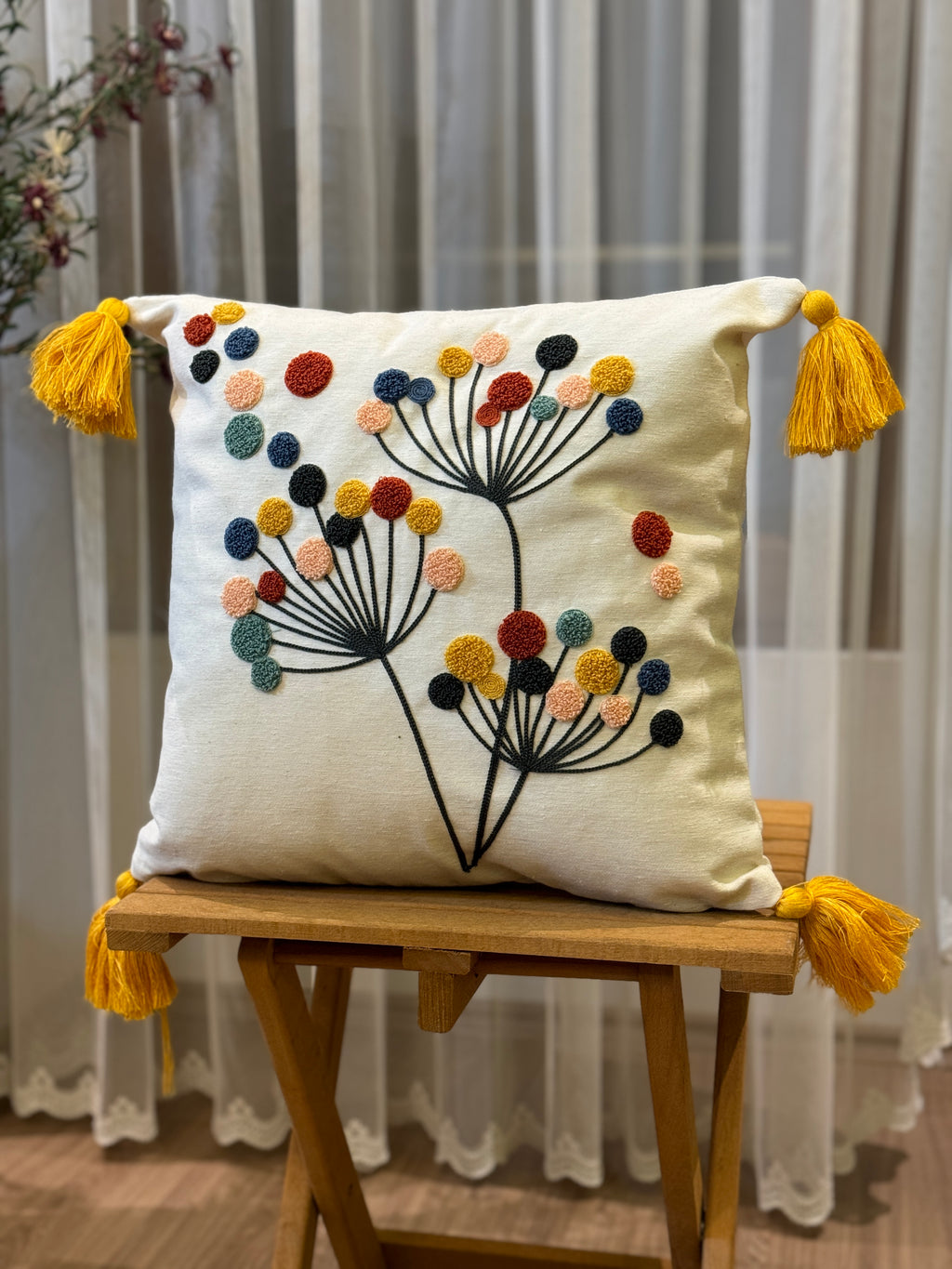 Bohem Tarzı Beyaz Zemin Üzerine Örgü/Düğüm Nakışlı Dekoratif Yastık