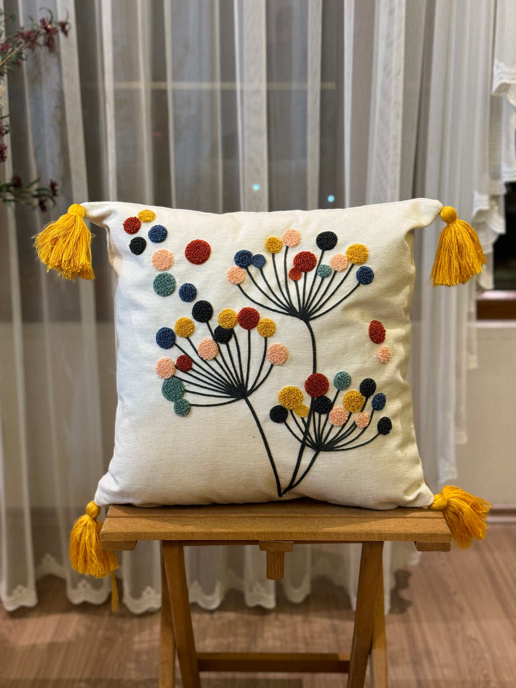 Bohem Tarzı Beyaz Zemin Üzerine Örgü/Düğüm Nakışlı Dekoratif Yastık