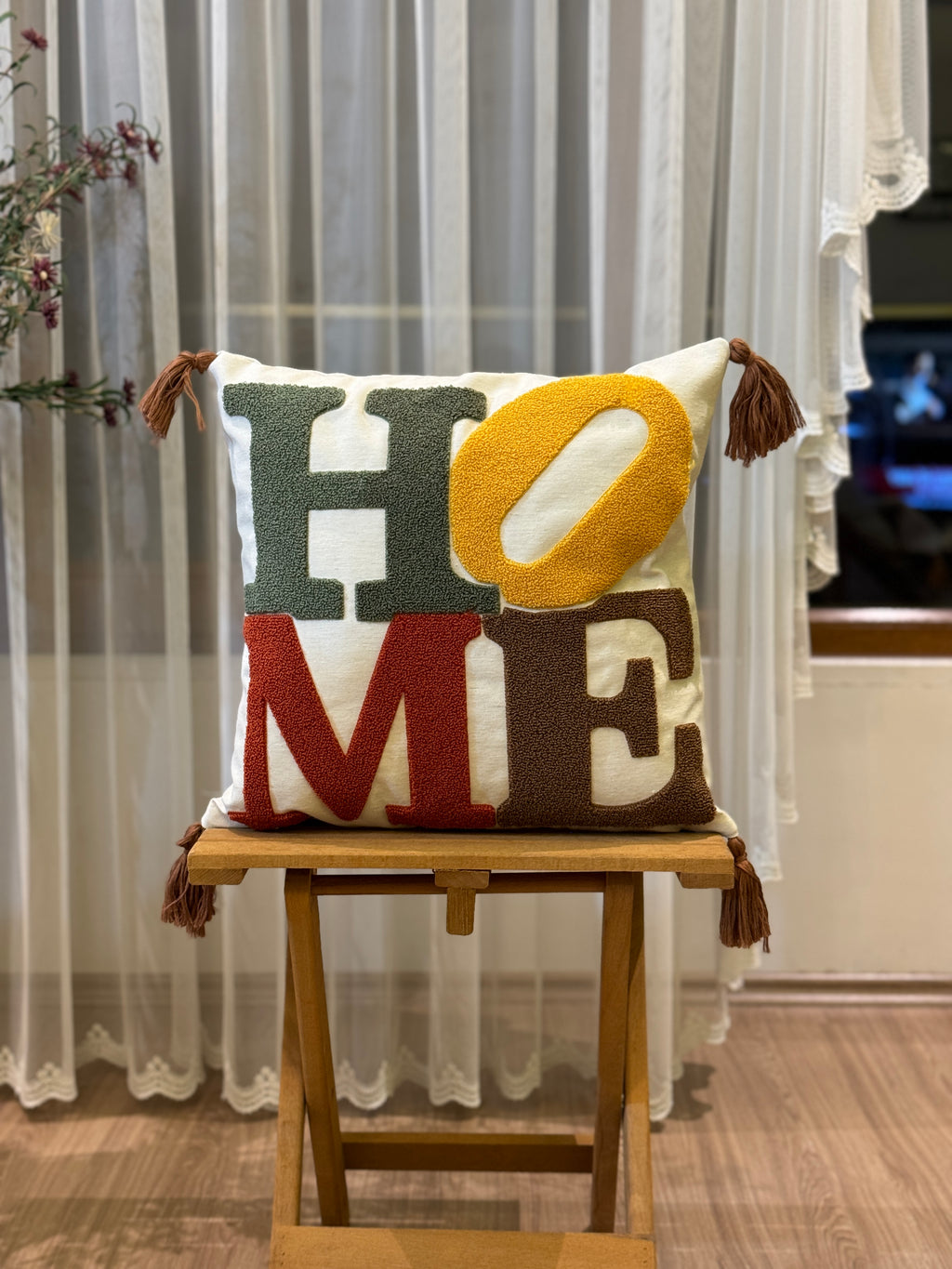 Bohem Tarzı Beyaz Zemin Üzerine Örgü/Düğüm Nakışlı Dekoratif Yastık