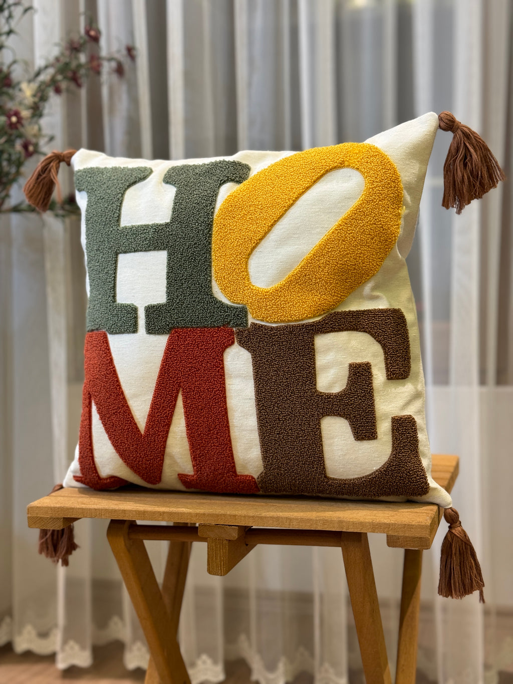 Bohem Tarzı Beyaz Zemin Üzerine Örgü/Düğüm Nakışlı Dekoratif Yastık