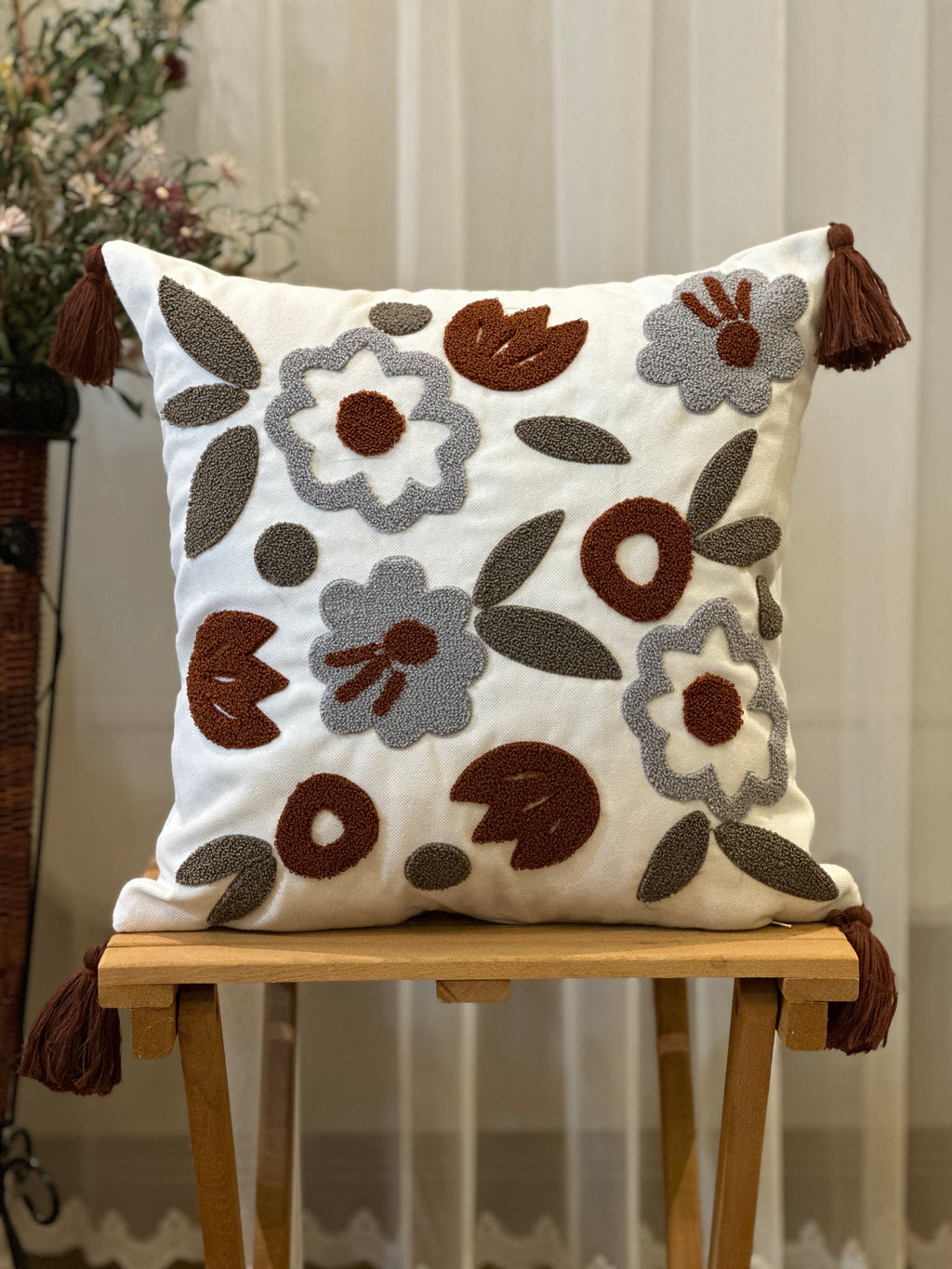 Bohem Tarzı Beyaz Zemin Üzerine Örgü/Düğüm Nakışlı Dekoratif Yastık