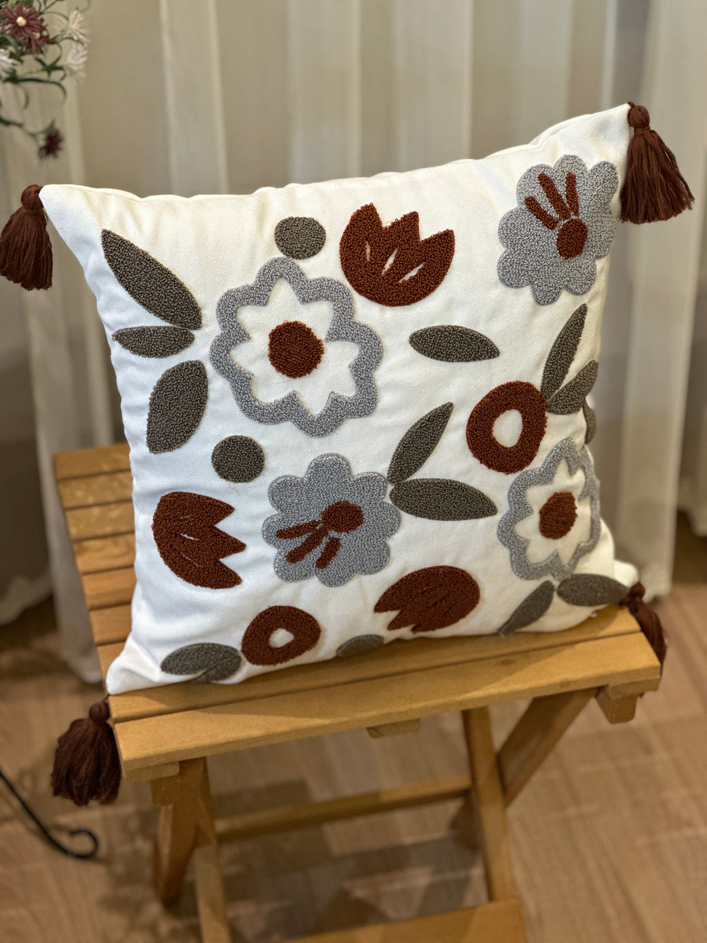 Bohem Tarzı Beyaz Zemin Üzerine Örgü/Düğüm Nakışlı Dekoratif Yastık