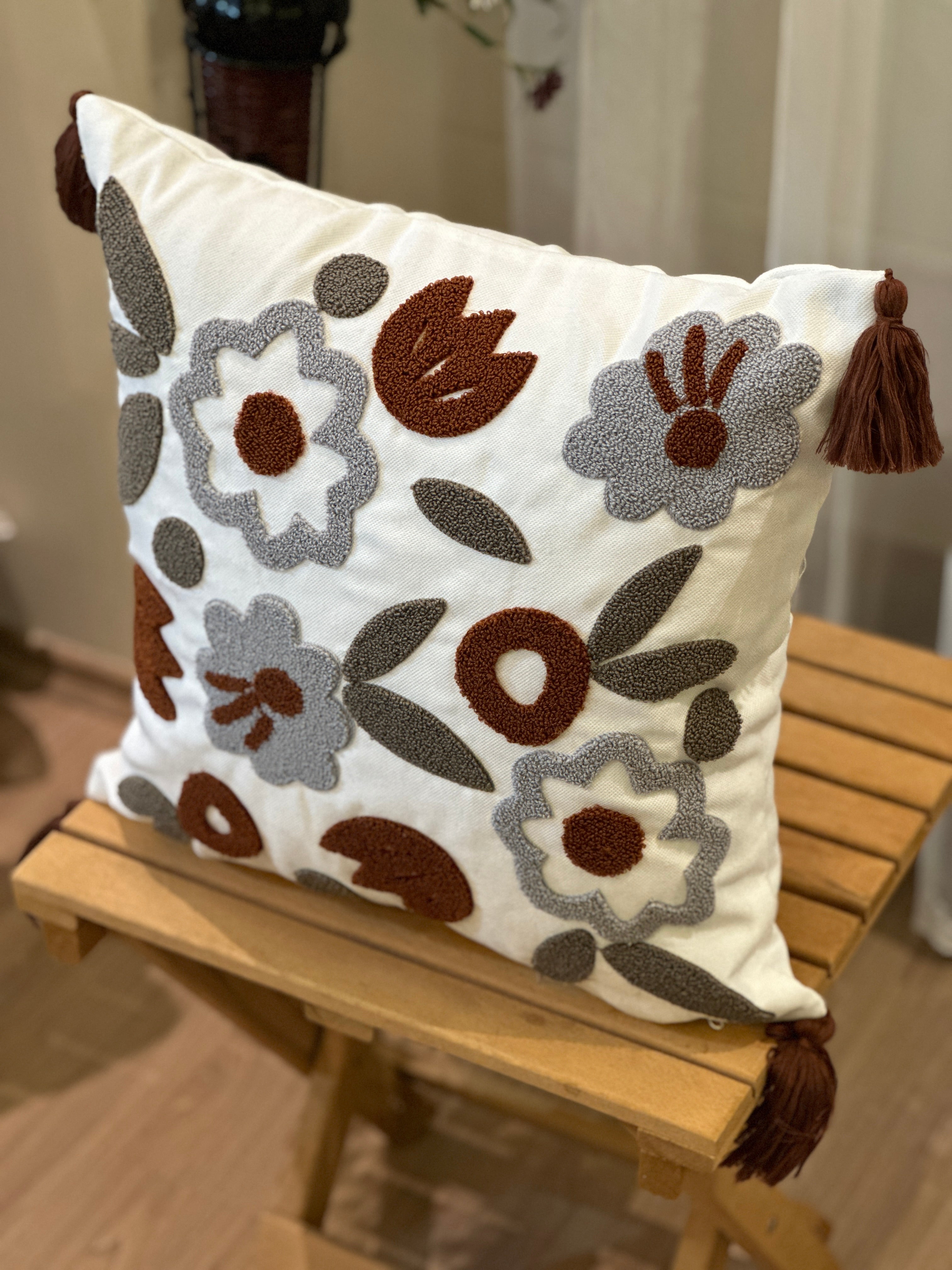 Bohem Tarzı Beyaz Zemin Üzerine Örgü/Düğüm Nakışlı Dekoratif Yastık