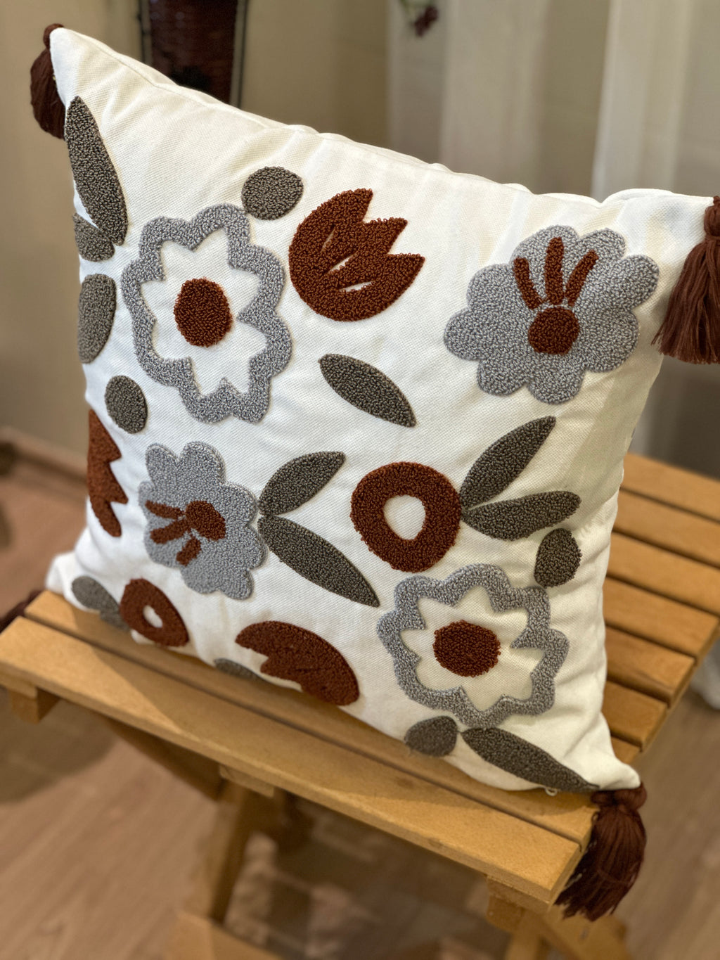 Bohem Tarzı Beyaz Zemin Üzerine Örgü/Düğüm Nakışlı Dekoratif Yastık