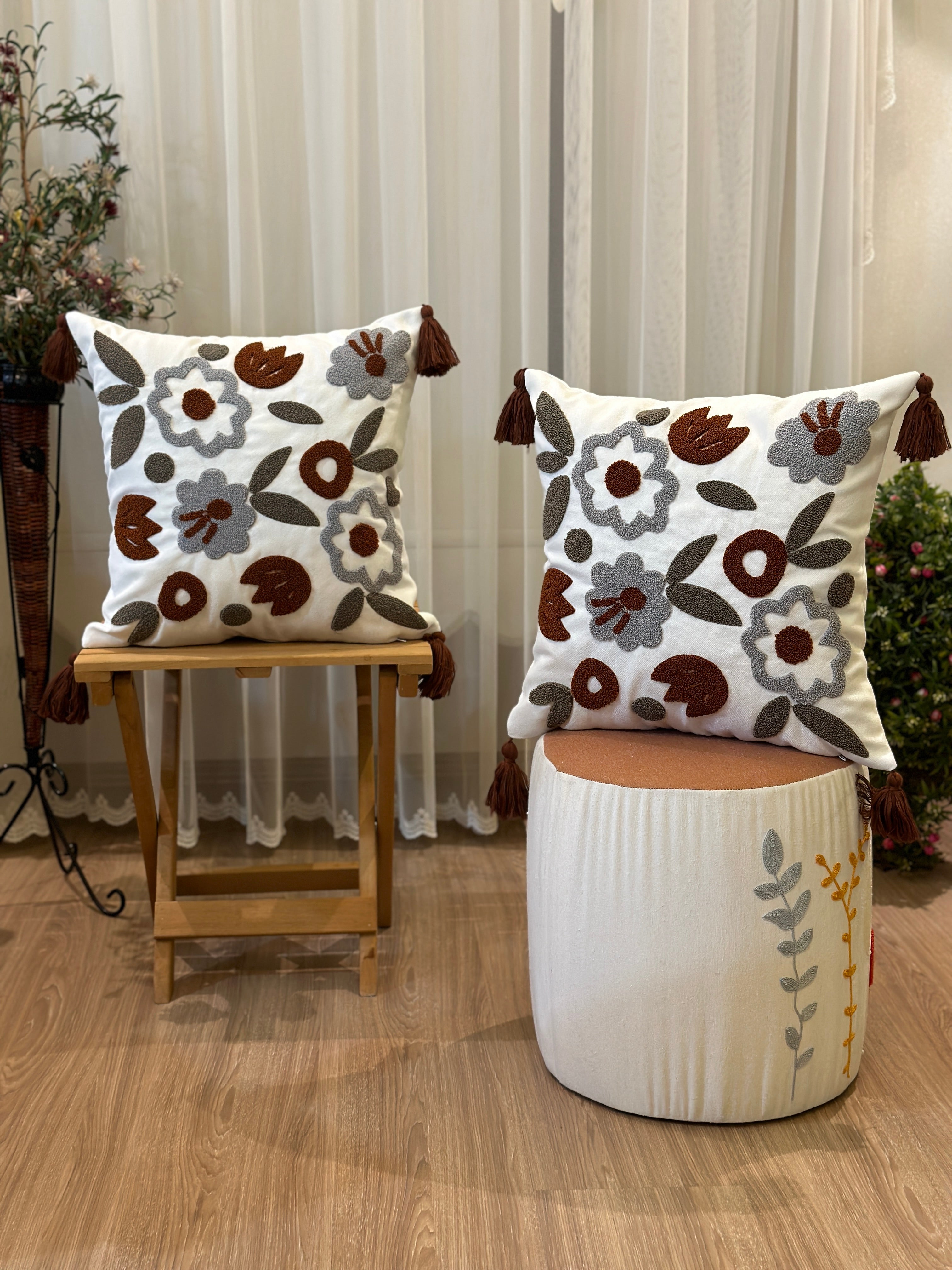 Bohem Tarzı Beyaz Zemin Üzerine Örgü/Düğüm Nakışlı Dekoratif Yastık