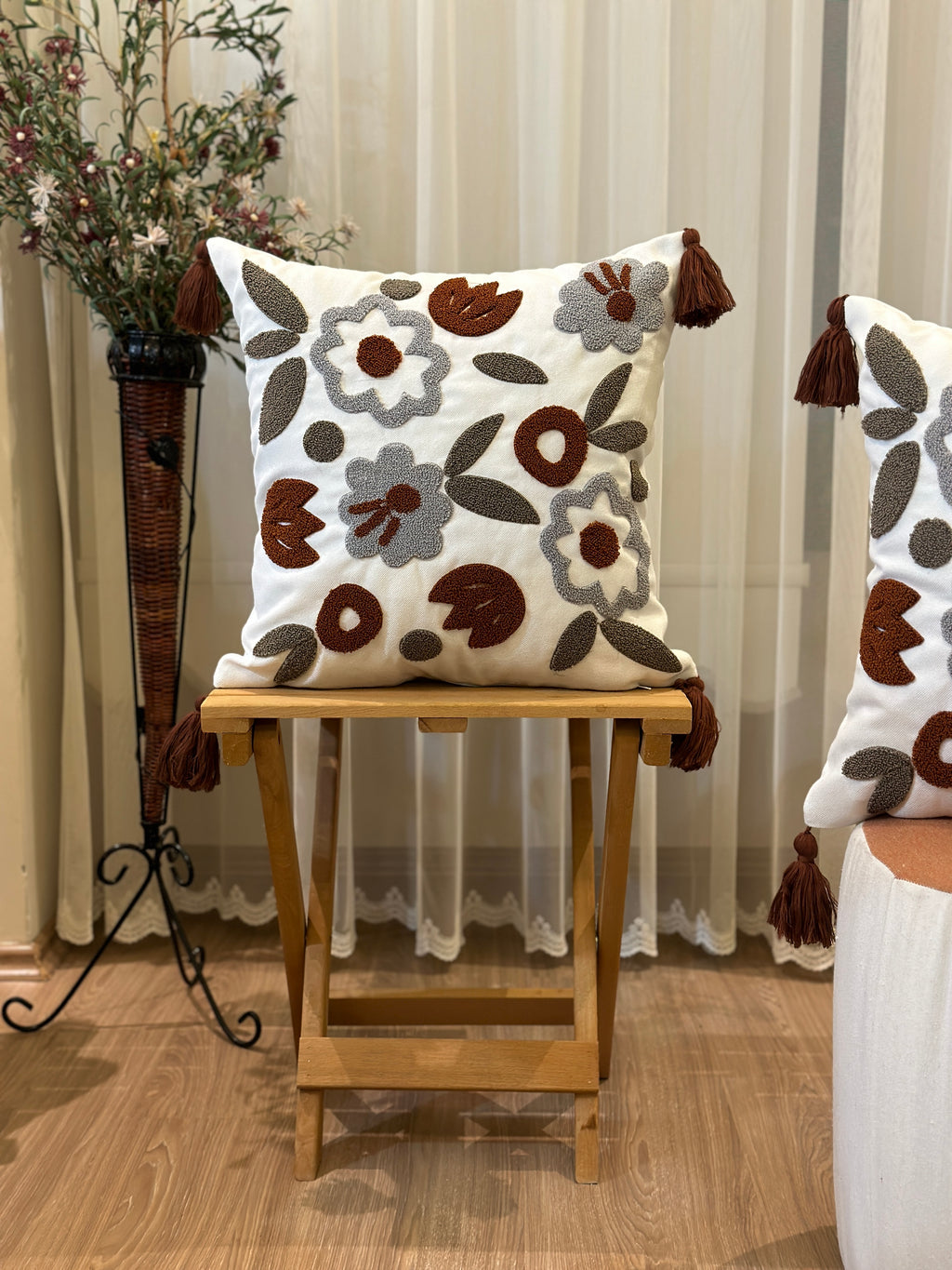 Bohem Tarzı Beyaz Zemin Üzerine Örgü/Düğüm Nakışlı Dekoratif Yastık