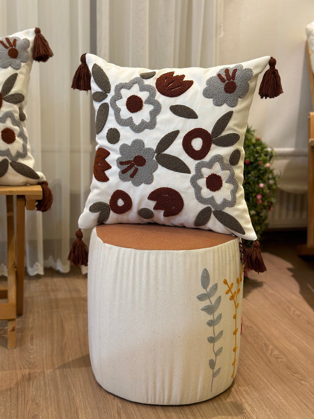 Bohem Tarzı Beyaz Zemin Üzerine Örgü/Düğüm Nakışlı Dekoratif Yastık