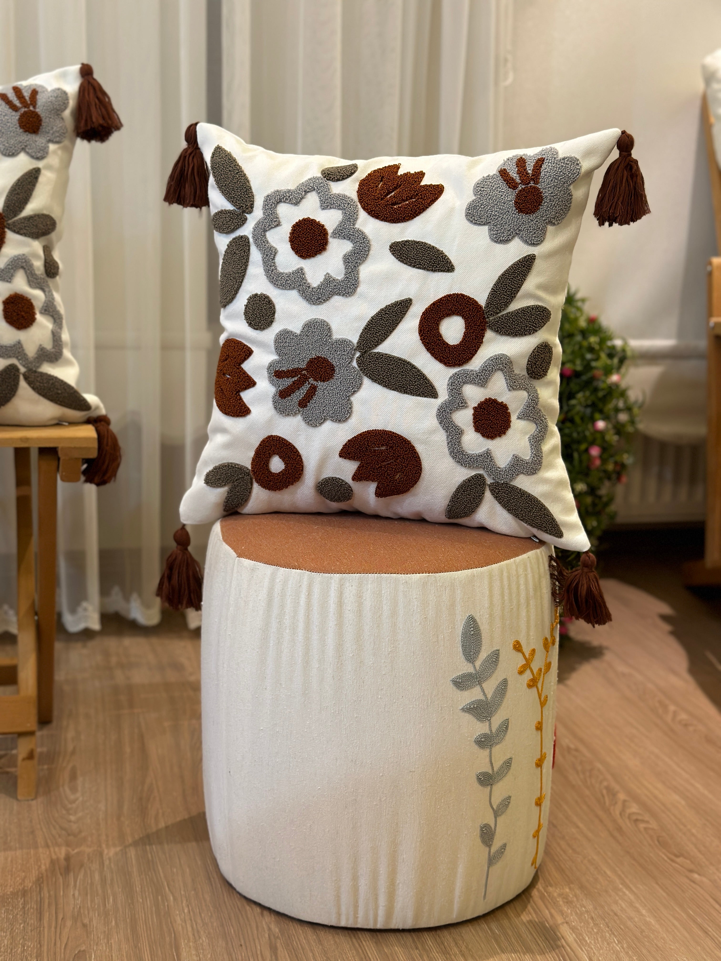 Bohem Tarzı Beyaz Zemin Üzerine Örgü/Düğüm Nakışlı Dekoratif Yastık