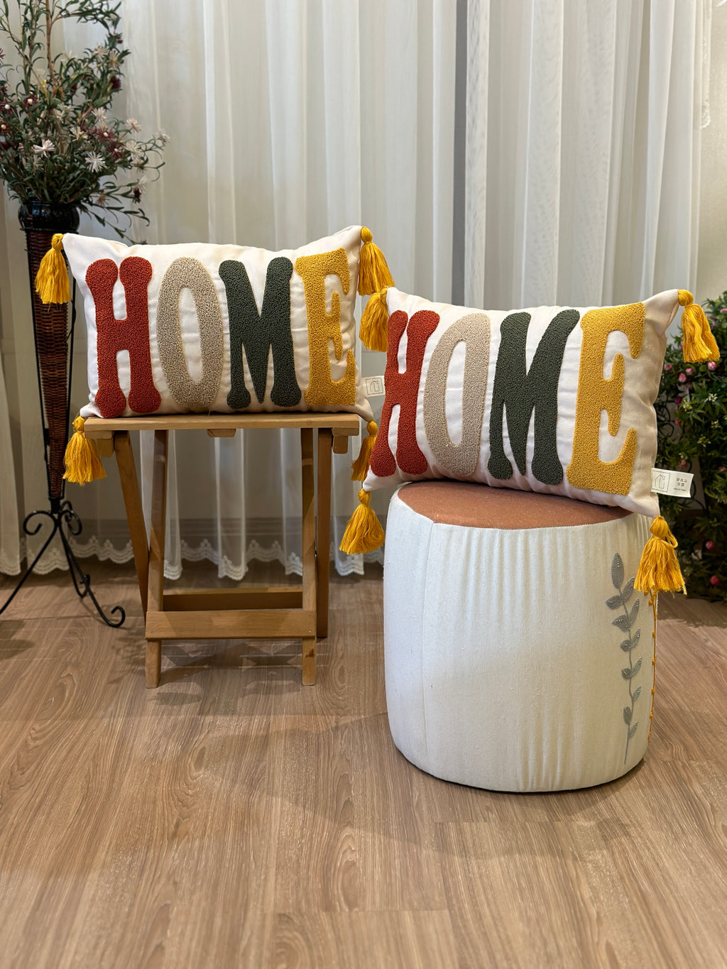 Bohem Tarzı Beyaz Zemin Üzerine Örgü/Düğüm Nakışlı Dekoratif Yastık