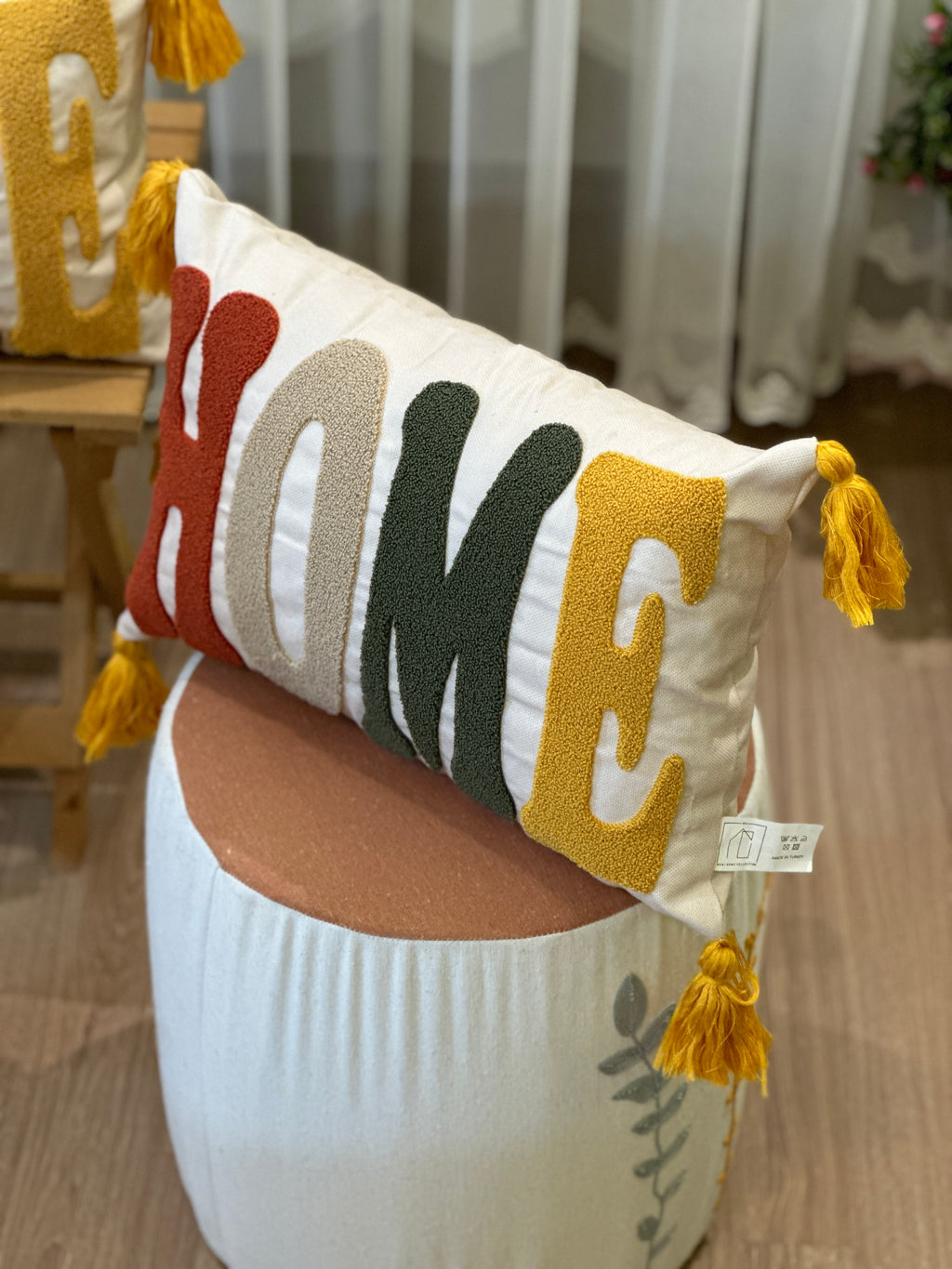 Bohem Tarzı Beyaz Zemin Üzerine Örgü/Düğüm Nakışlı Dekoratif Yastık