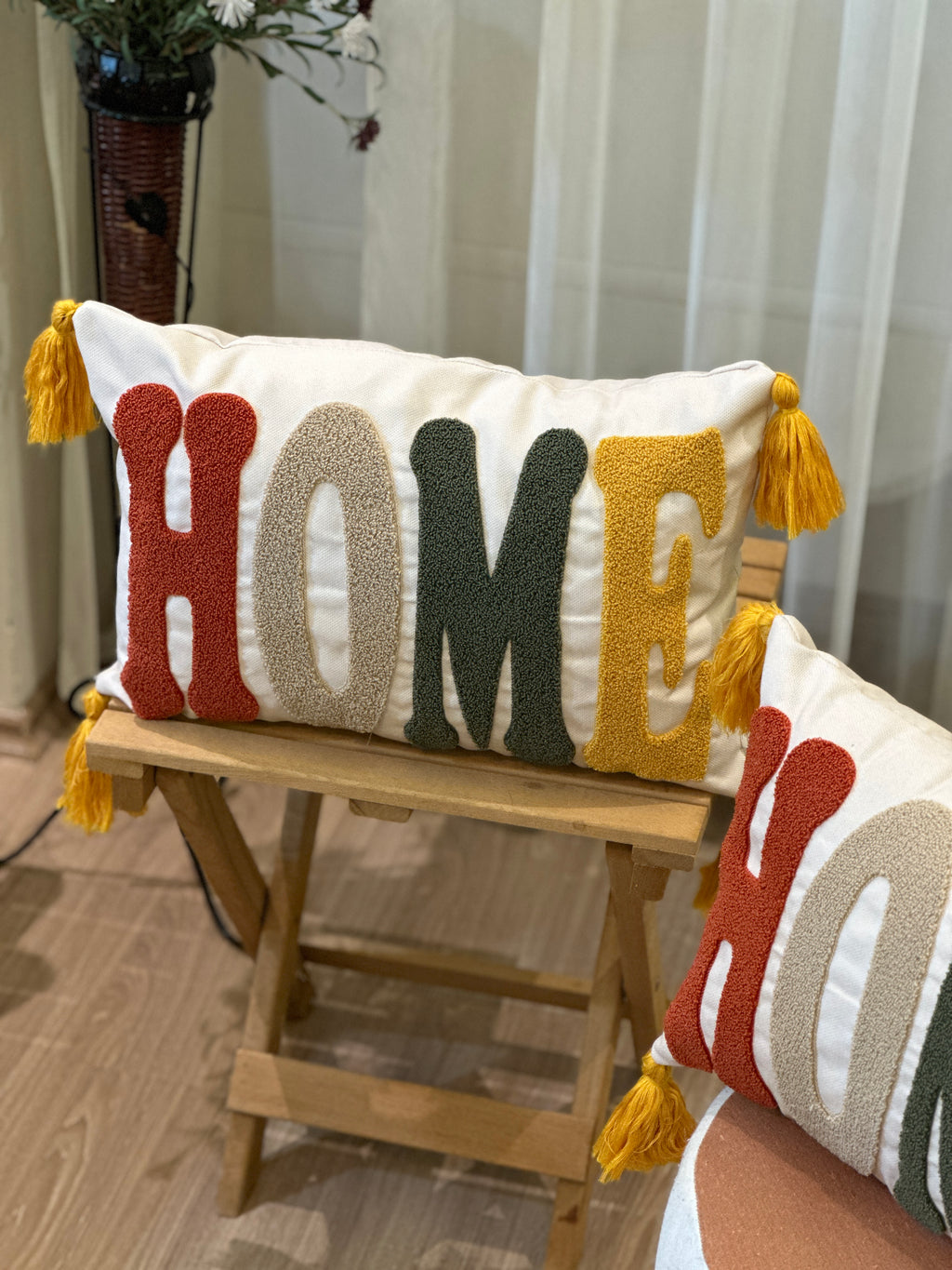 Bohem Tarzı Beyaz Zemin Üzerine Örgü/Düğüm Nakışlı Dekoratif Yastık