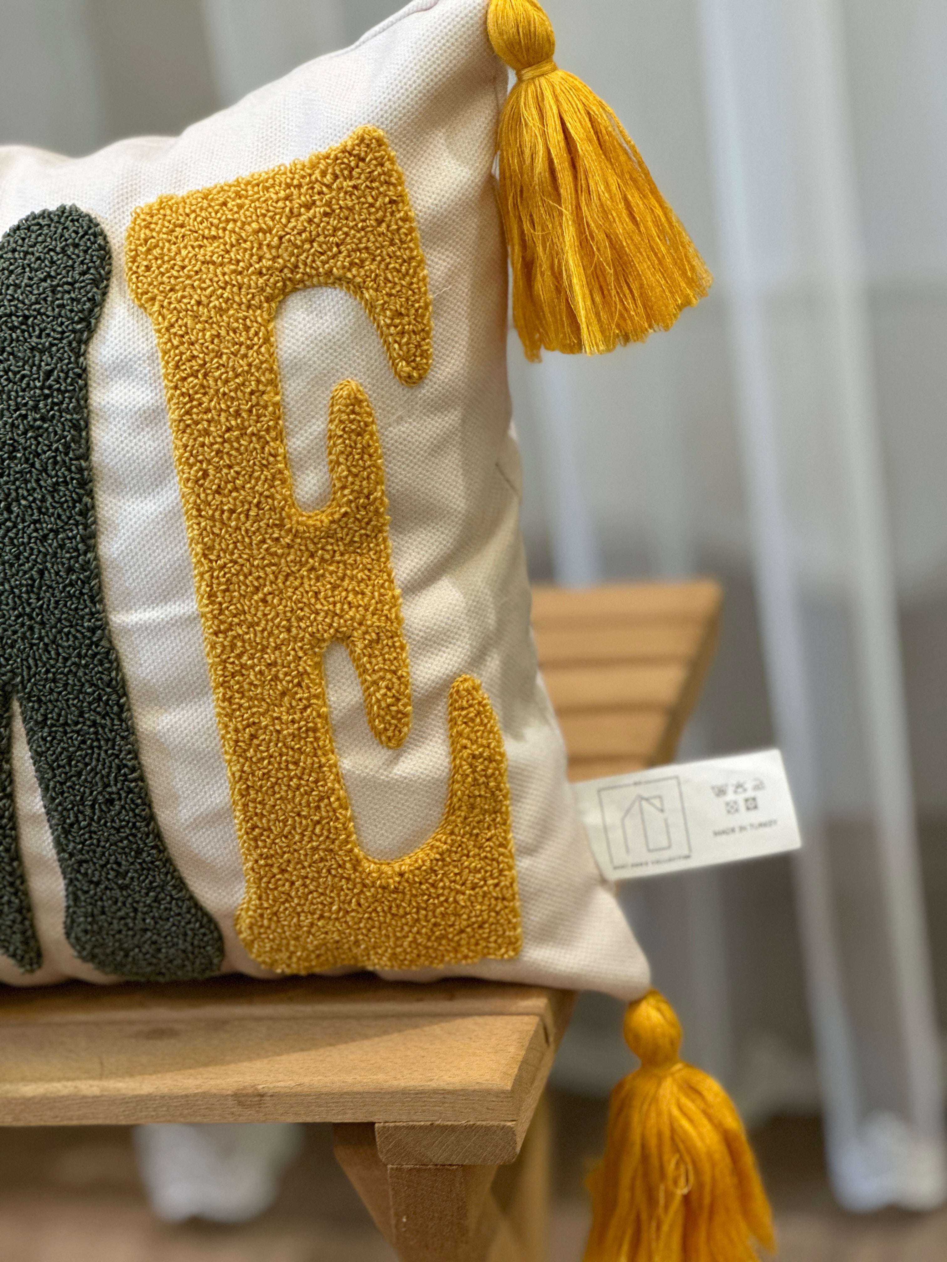 Bohem Tarzı Beyaz Zemin Üzerine Örgü/Düğüm Nakışlı Dekoratif Yastık