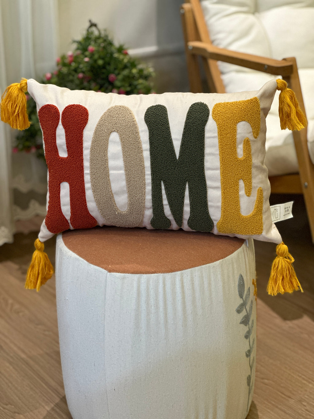 Bohem Tarzı Beyaz Zemin Üzerine Örgü/Düğüm Nakışlı Dekoratif Yastık