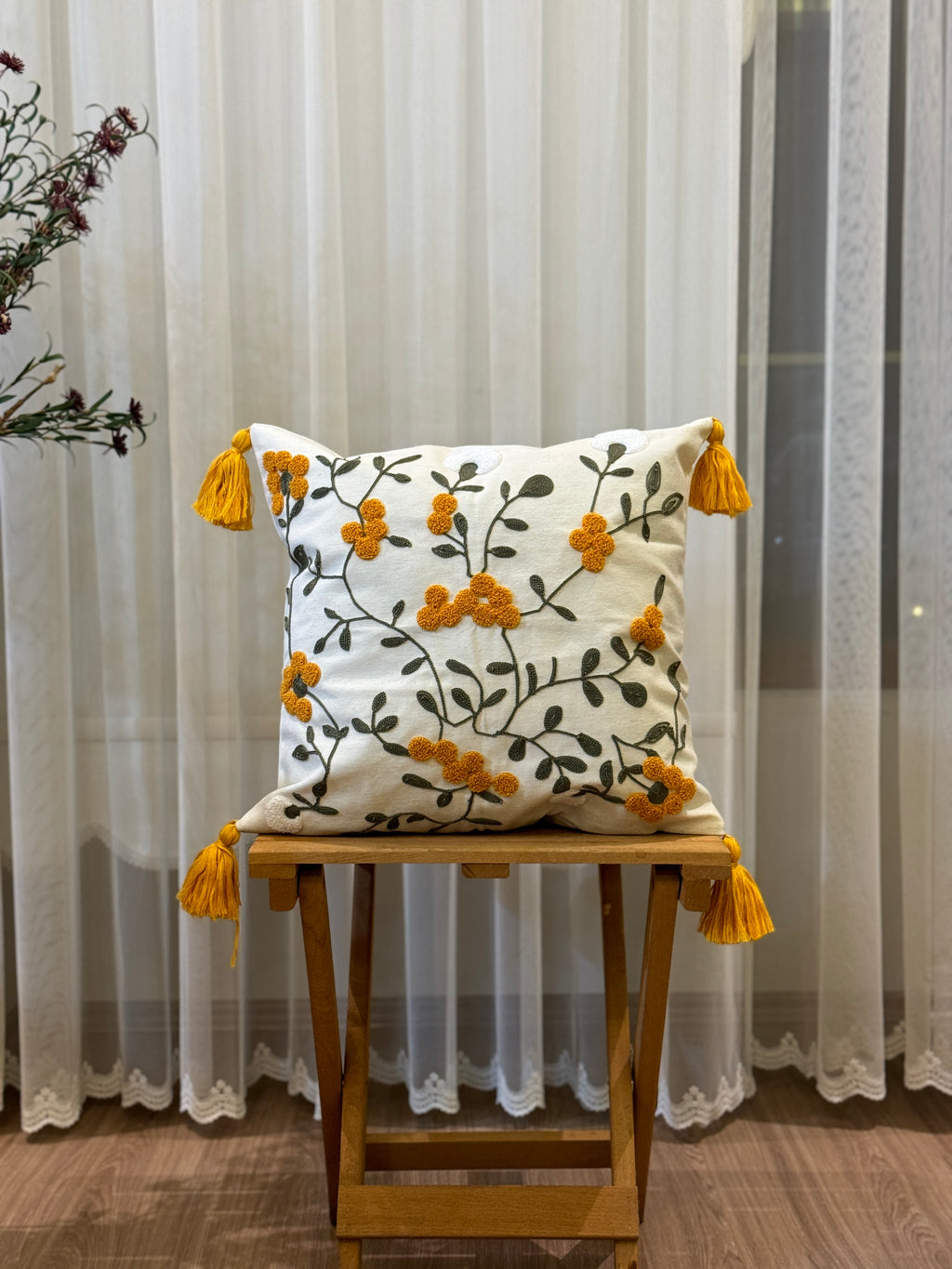 Bohem Tarzı Beyaz Zemin Üzerine Örgü/Düğüm Nakışlı Dekoratif Yastık