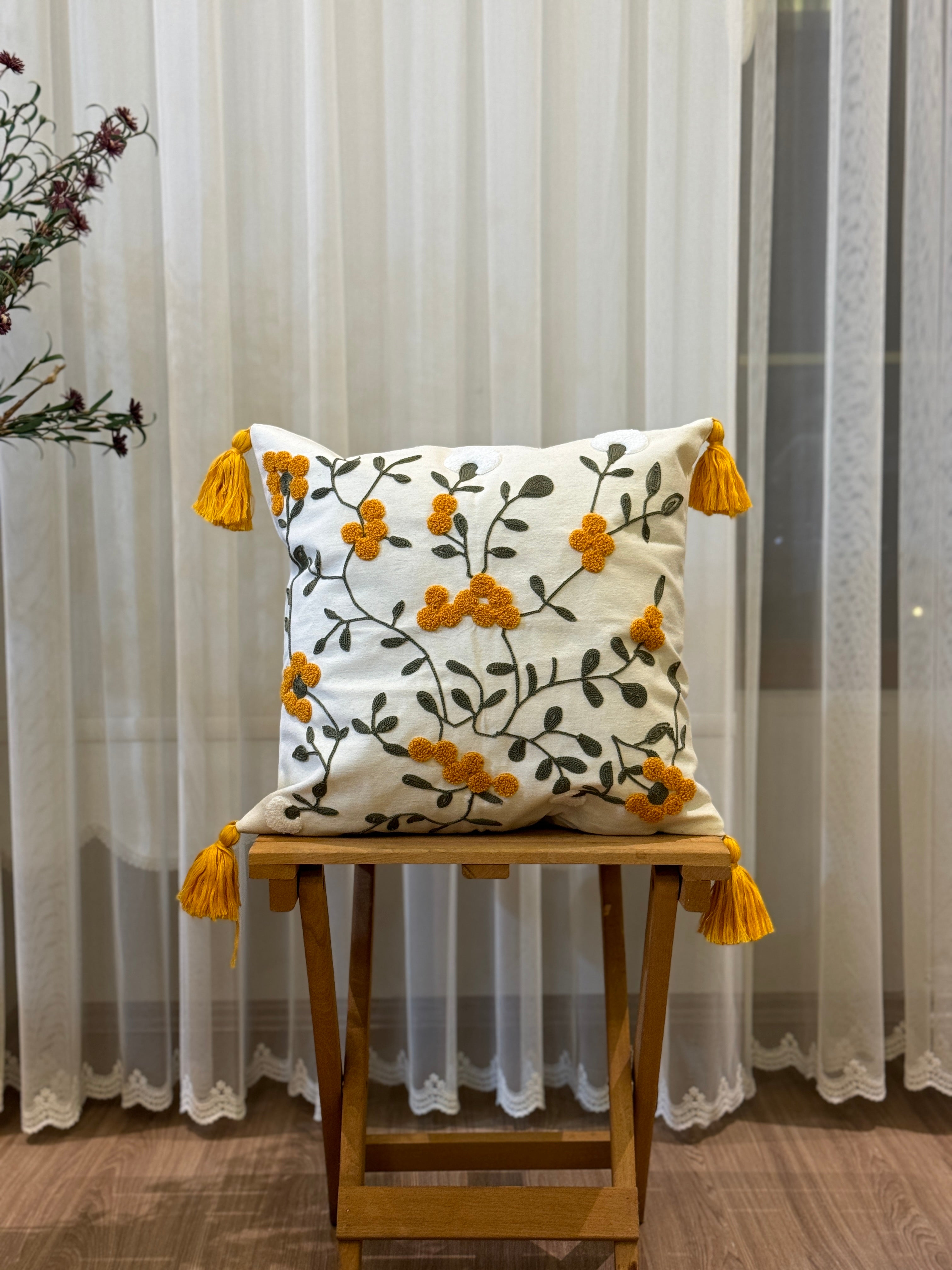 Bohem Tarzı Beyaz Zemin Üzerine Örgü/Düğüm Nakışlı Dekoratif Yastık