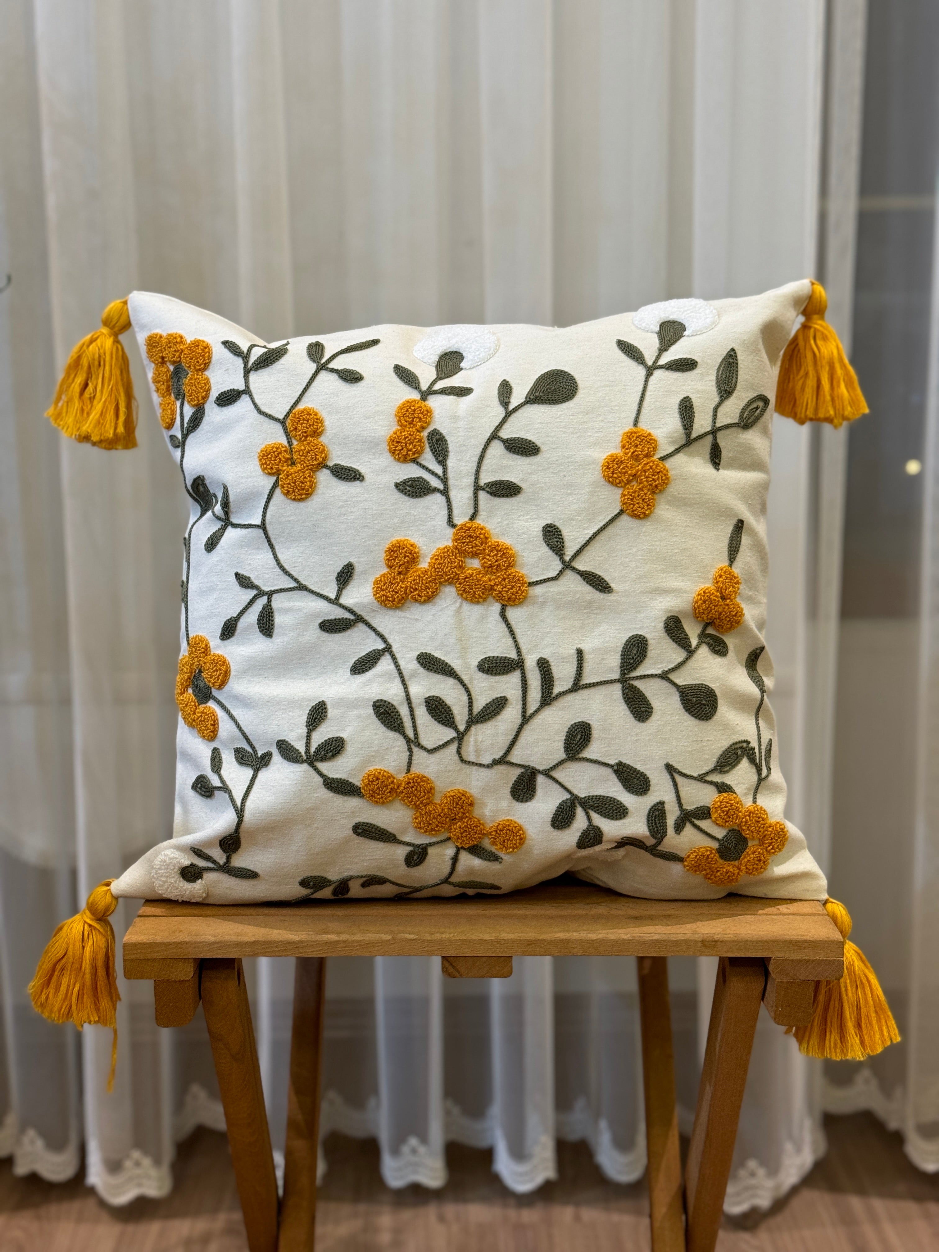 Bohem Tarzı Beyaz Zemin Üzerine Örgü/Düğüm Nakışlı Dekoratif Yastık