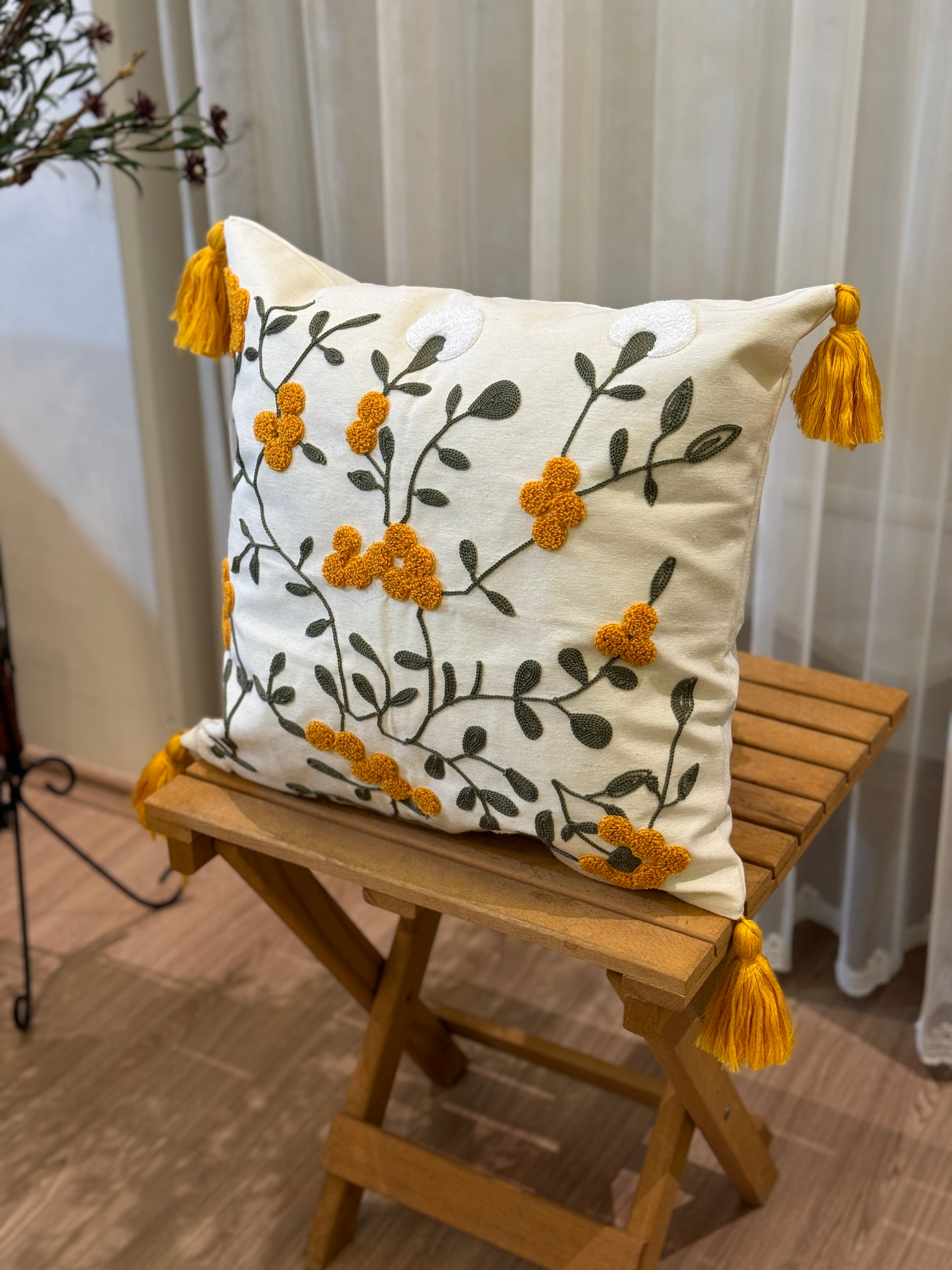 Bohem Tarzı Beyaz Zemin Üzerine Örgü/Düğüm Nakışlı Dekoratif Yastık