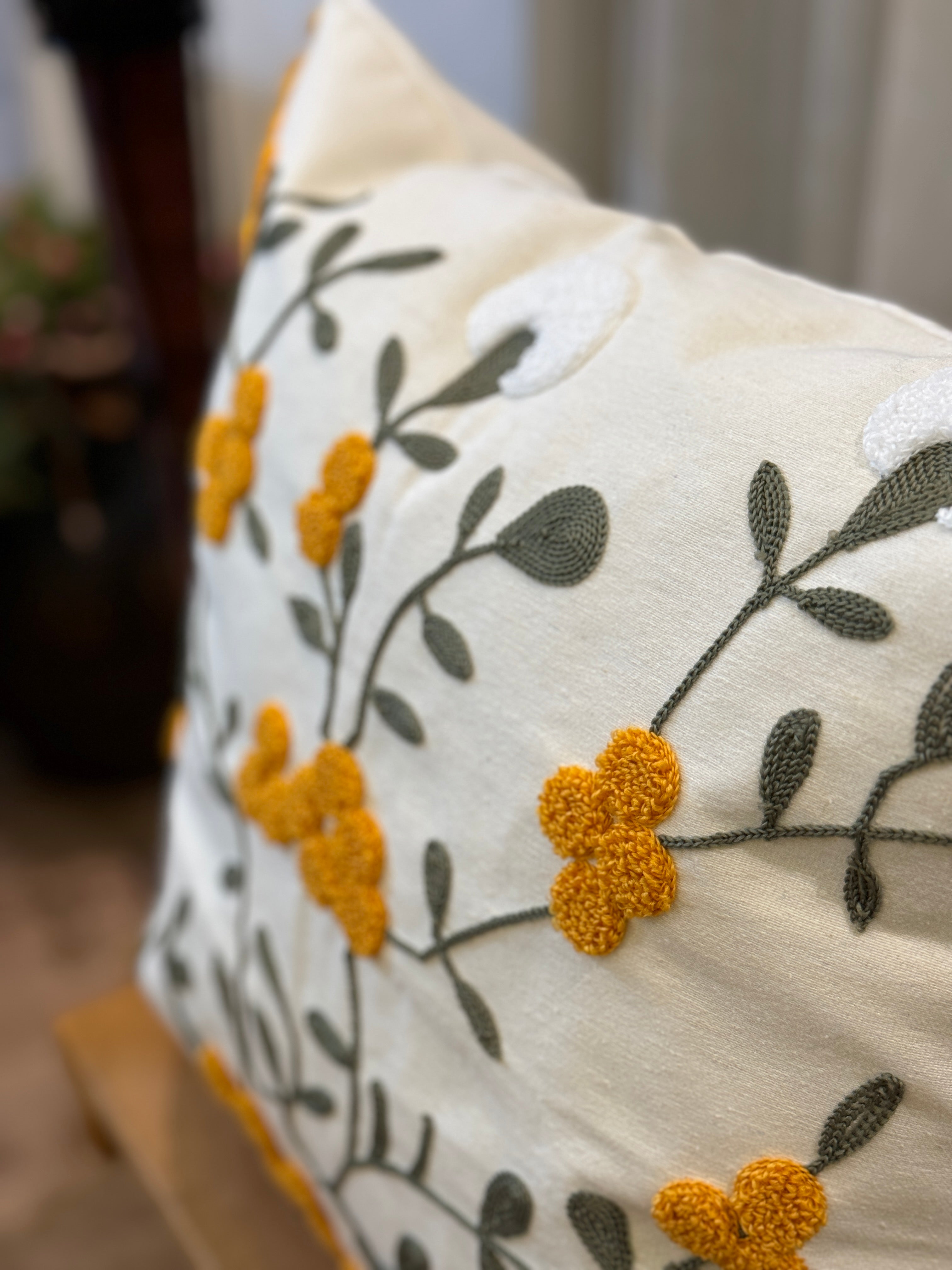 Bohem Tarzı Beyaz Zemin Üzerine Örgü/Düğüm Nakışlı Dekoratif Yastık