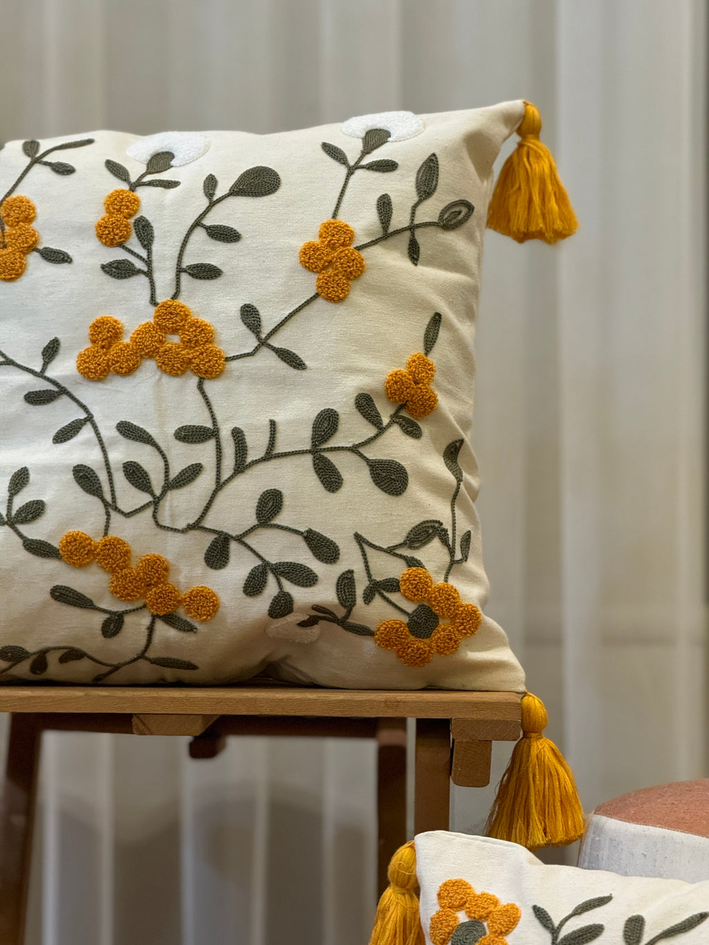 Bohem Tarzı Beyaz Zemin Üzerine Örgü/Düğüm Nakışlı Dekoratif Yastık