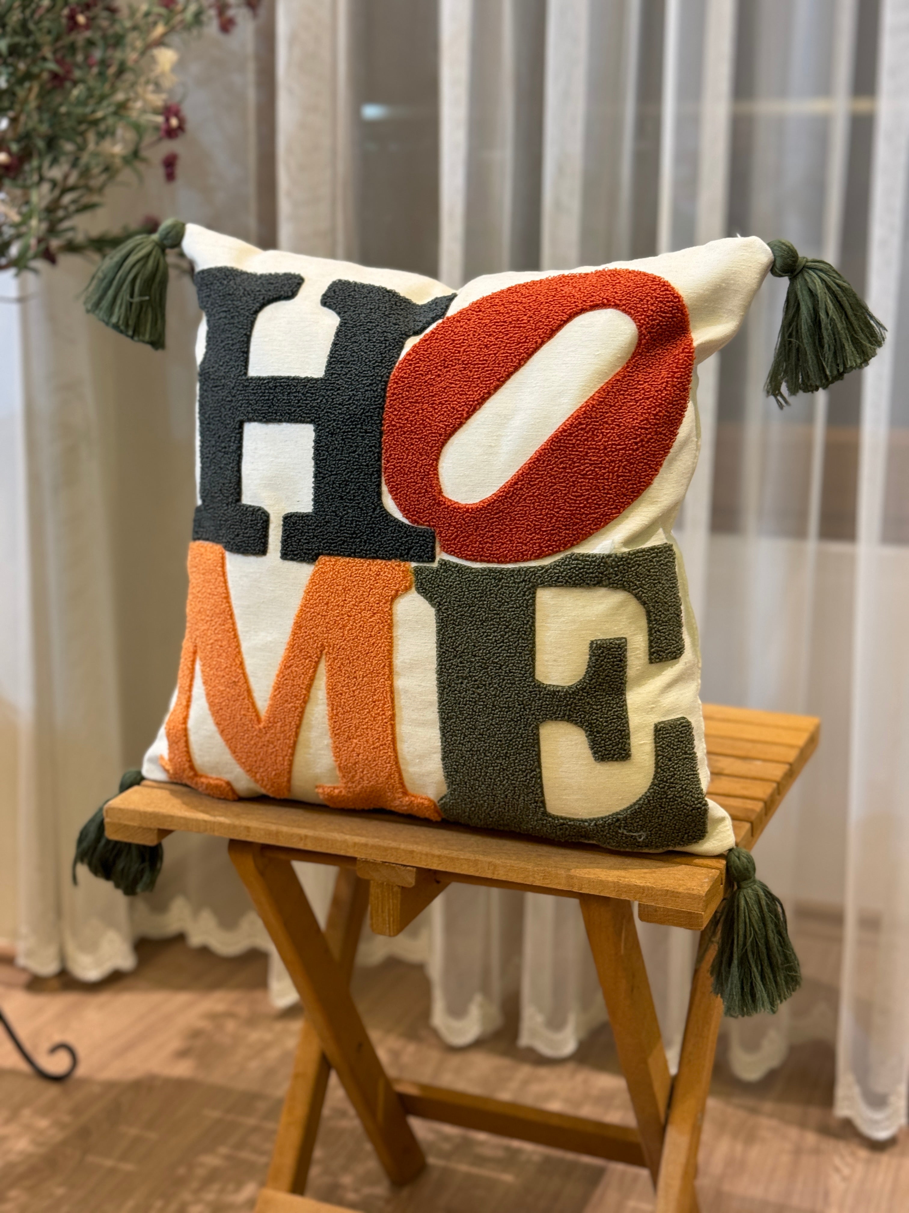 Bohem Tarzı Beyaz Zemin Üzerine Örgü/Düğüm Nakışlı Dekoratif Yastık