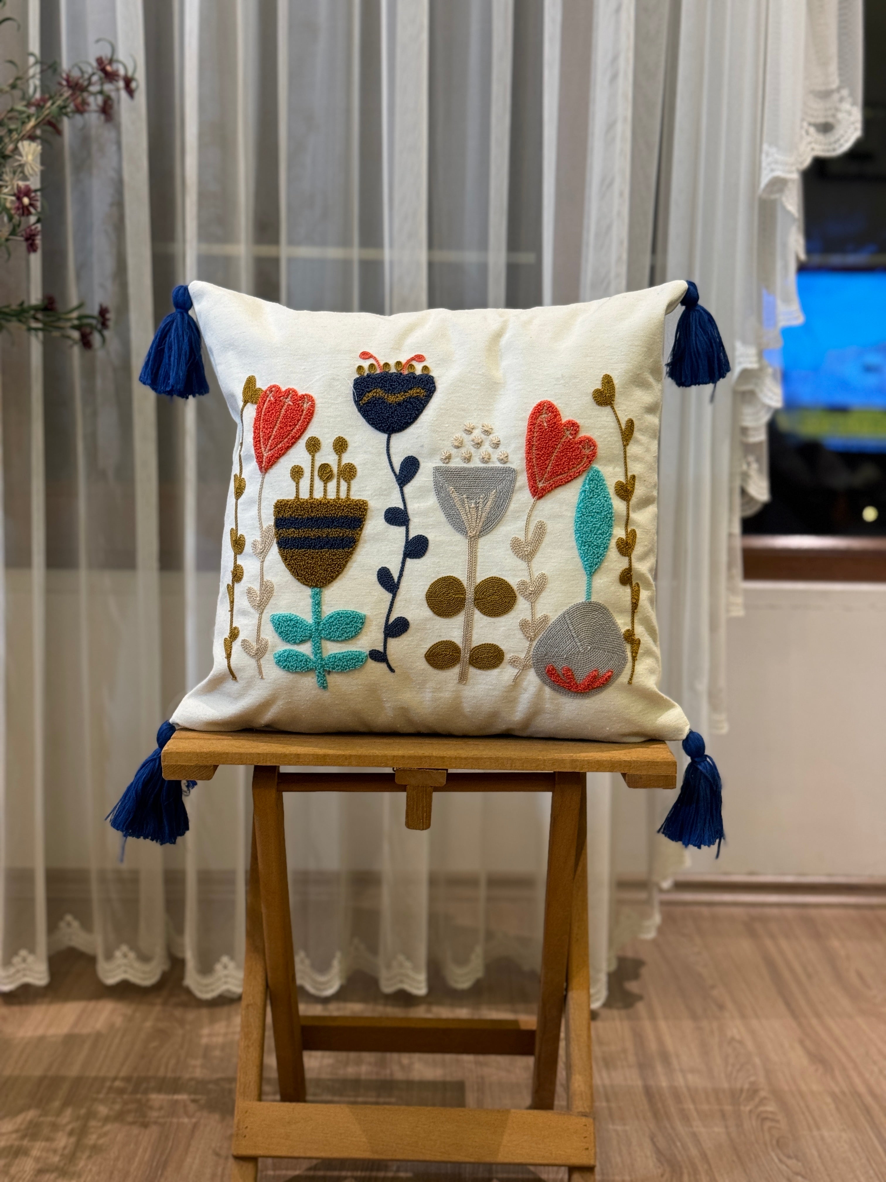 Bohem Tarzı Beyaz Zemin Üzerine Örgü/Düğüm Nakışlı Dekoratif Yastık