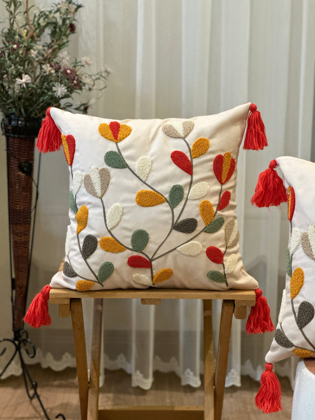 Bohem Tarzı Beyaz Zemin Üzerine Örgü/Düğüm Nakışlı Dekoratif Yastık