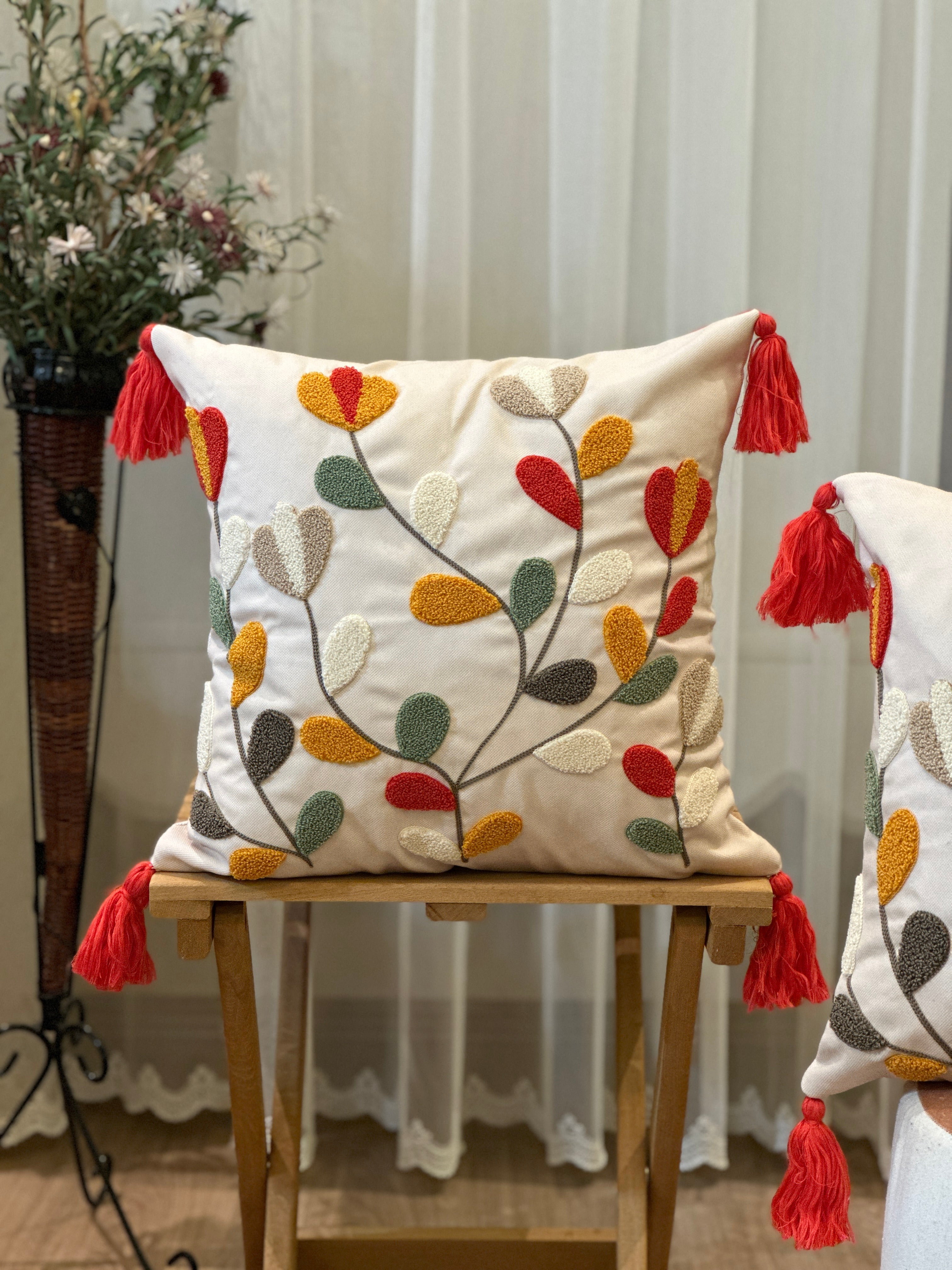 Bohem Tarzı Beyaz Zemin Üzerine Örgü/Düğüm Nakışlı Dekoratif Yastık